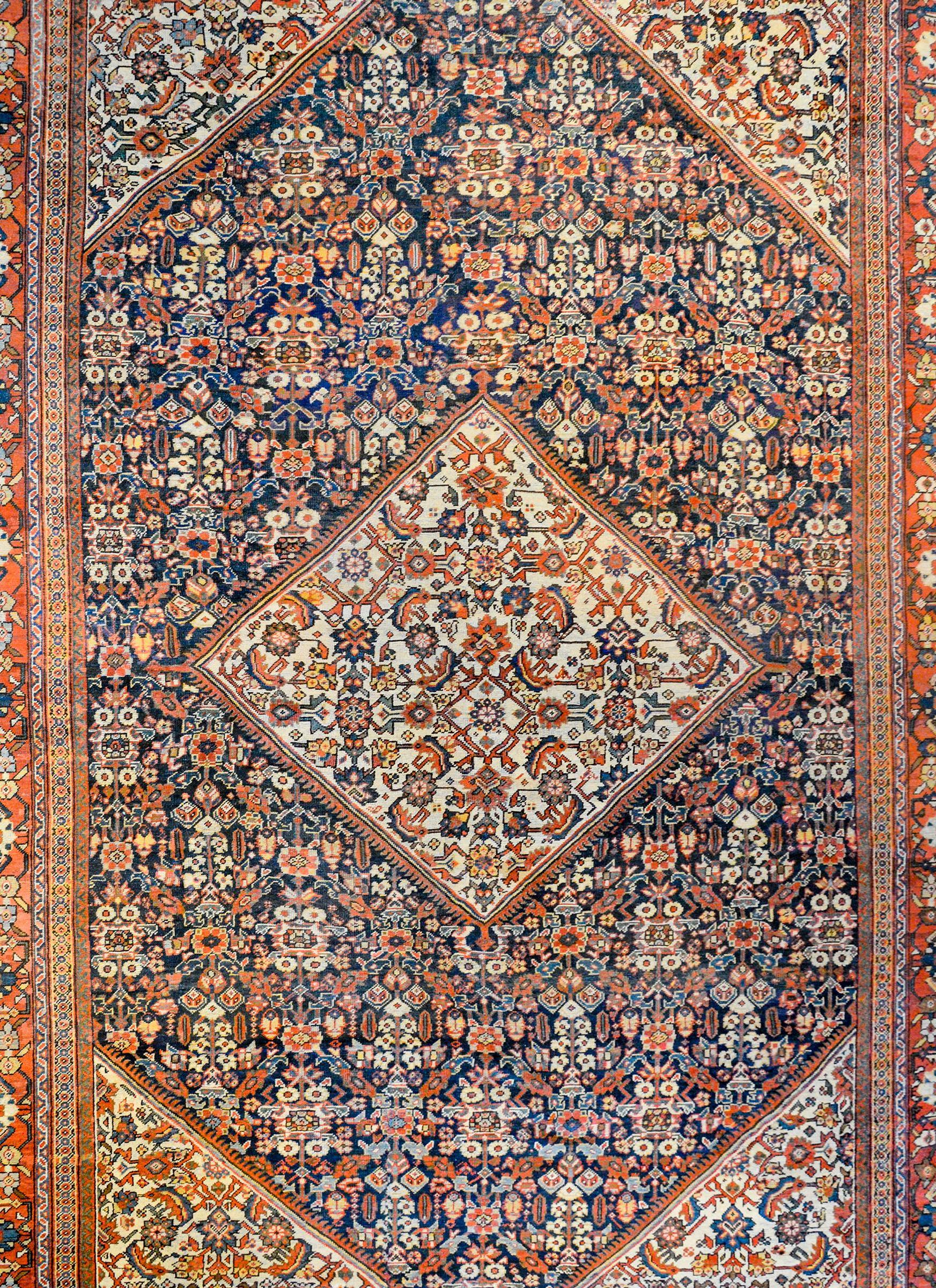 Ein hervorragender persischer Sultanabad-Teppich aus dem frühen 20. Jahrhundert mit einer großen weißen Raute auf einem unglaublich dicht gewebten Muster aus einem All-Over-Gitter und einem floralen Muster, das unzählige Blumen und verschlungene