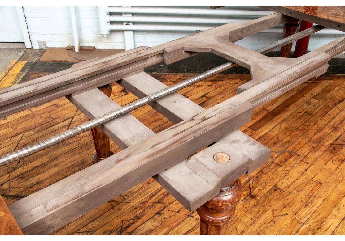 Incrusté Magnifique table de salle à manger ancienne en marqueterie de bois incrusté en vente