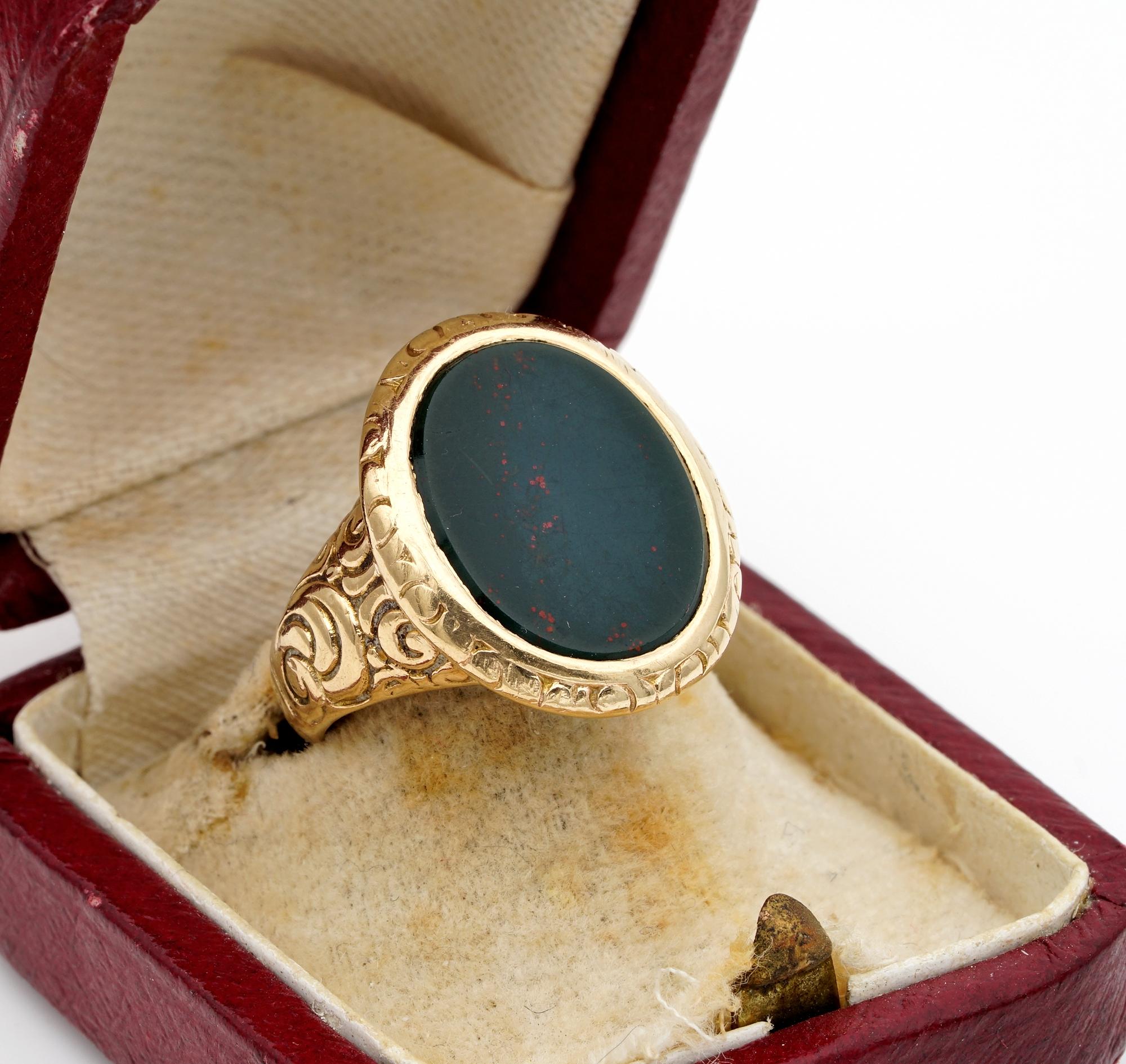Outstanding Embossed Victorian Unisex Bloodstone Signet Ring 15 Karat Gold In Fair Condition For Sale In Napoli, IT