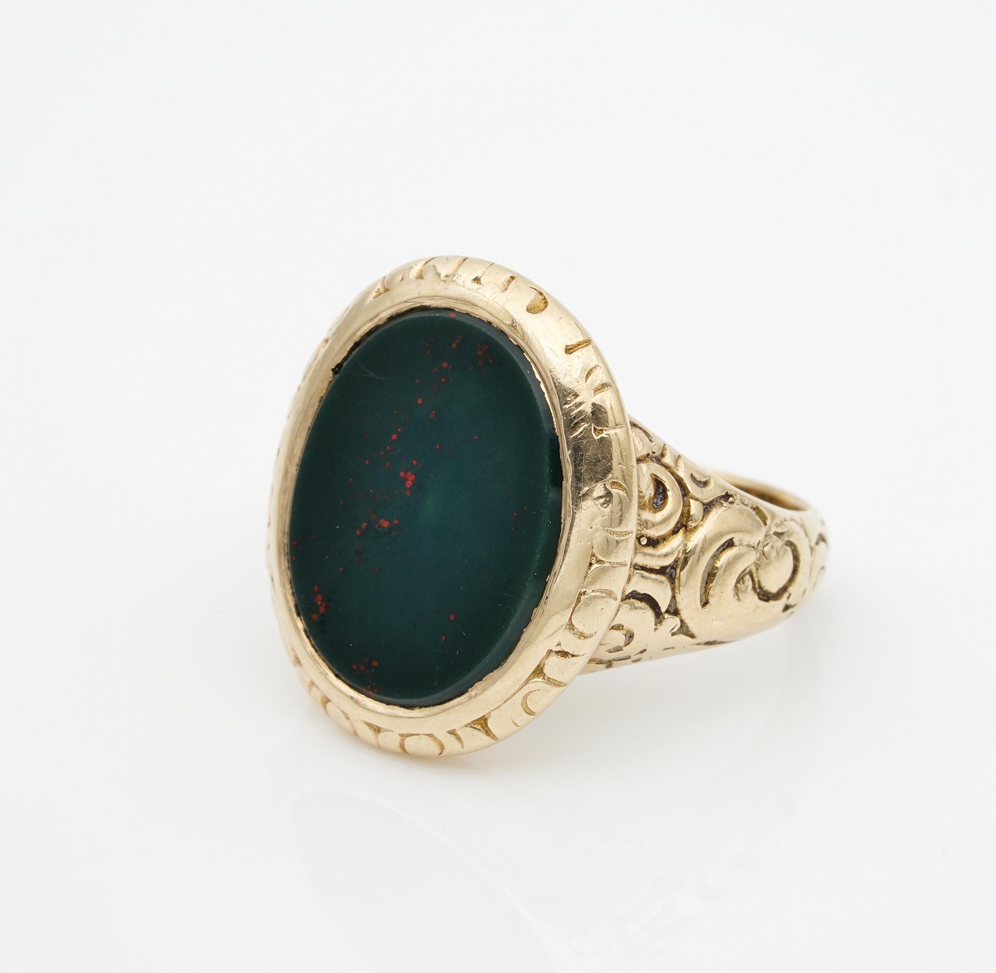 Outstanding Embossed Victorian Unisex Bloodstone Signet Ring 15 Karat Gold For Sale 1