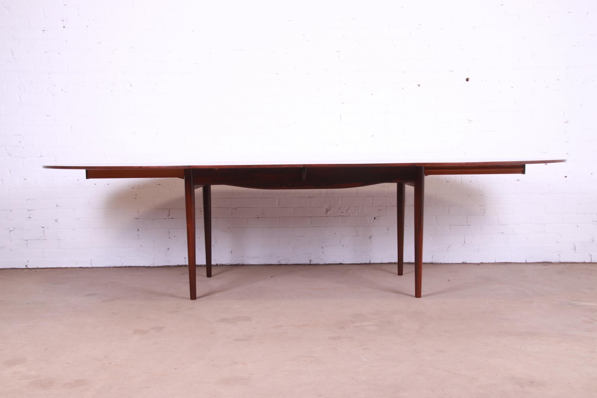 Scandinave moderne Magnifique table de salle à manger Finn Juhl en bois de rose et incrustation d'argent Judas, restaurée en vente