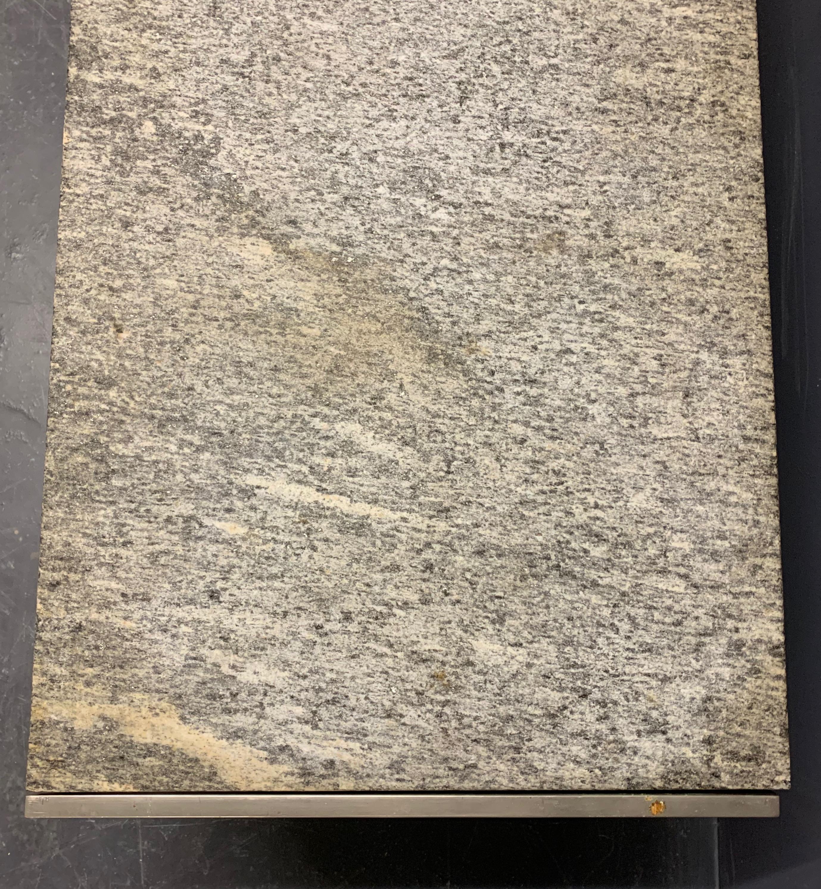 Marbre Magnifique table basse ou banc en marbre roulé Flint en vente