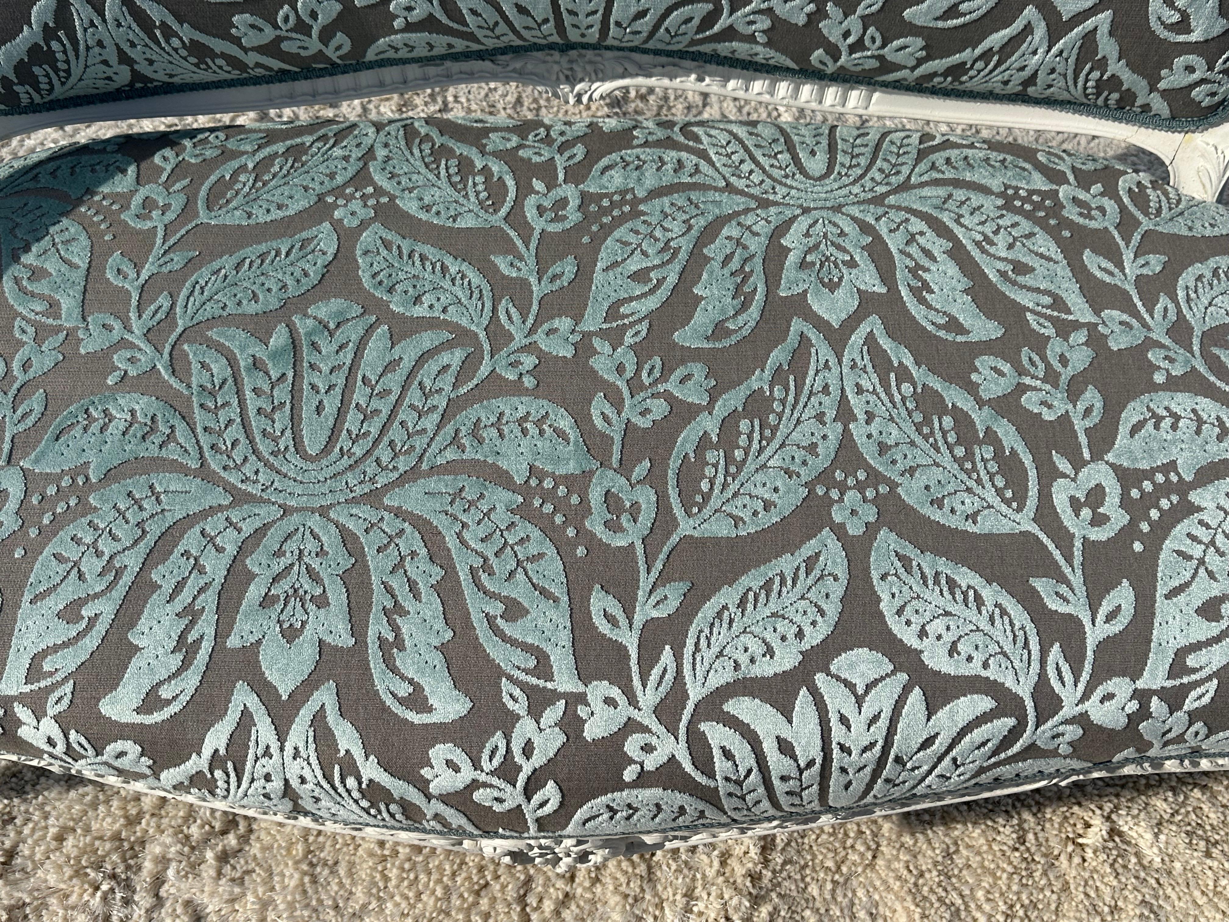 Outstanding French 1870s era Louis XV Thibaut Velvet Damask White Painted Settee For Sale 6