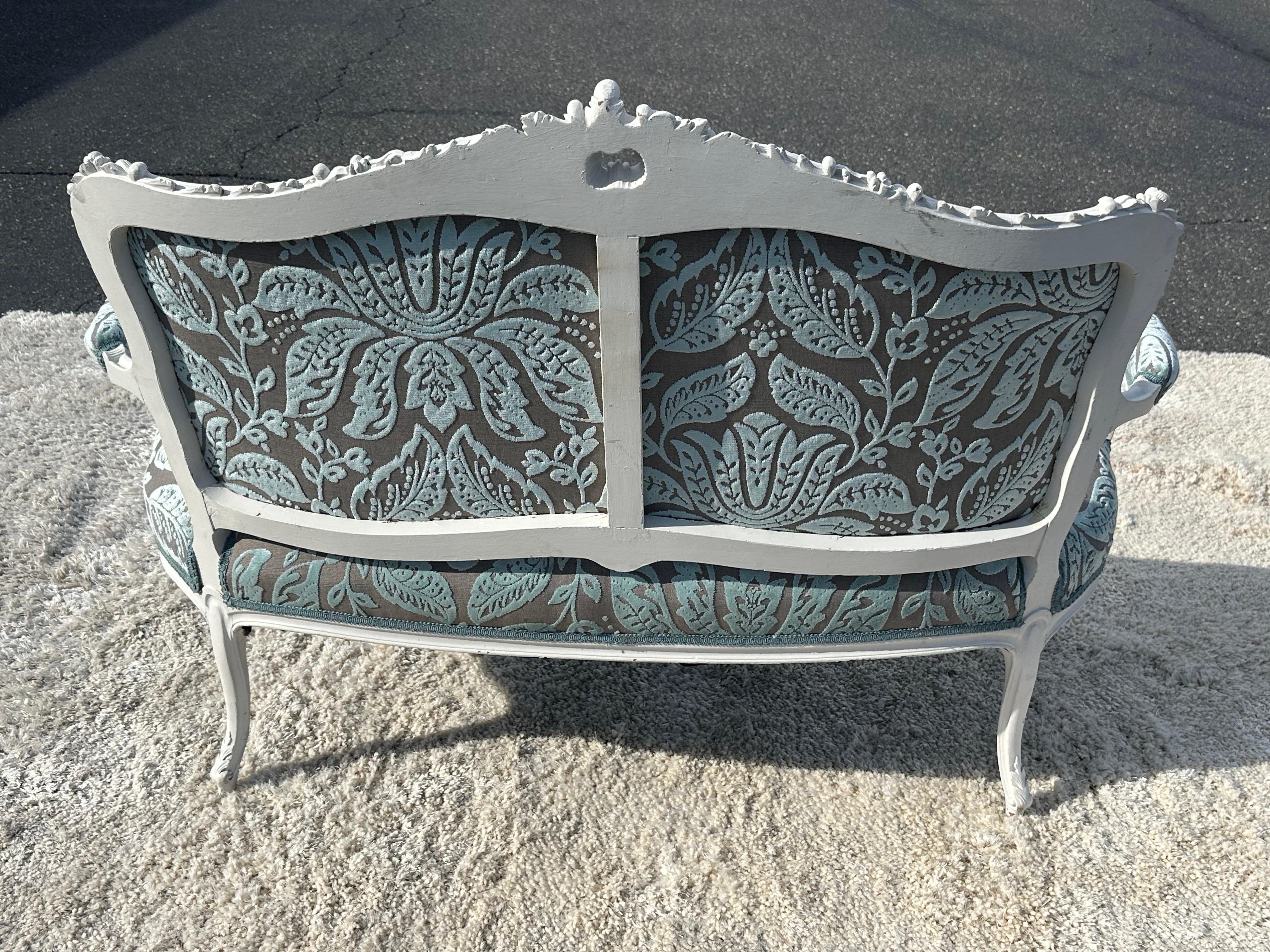 Outstanding French 1870s era Louis XV Thibaut Velvet Damask White Painted Settee For Sale 7