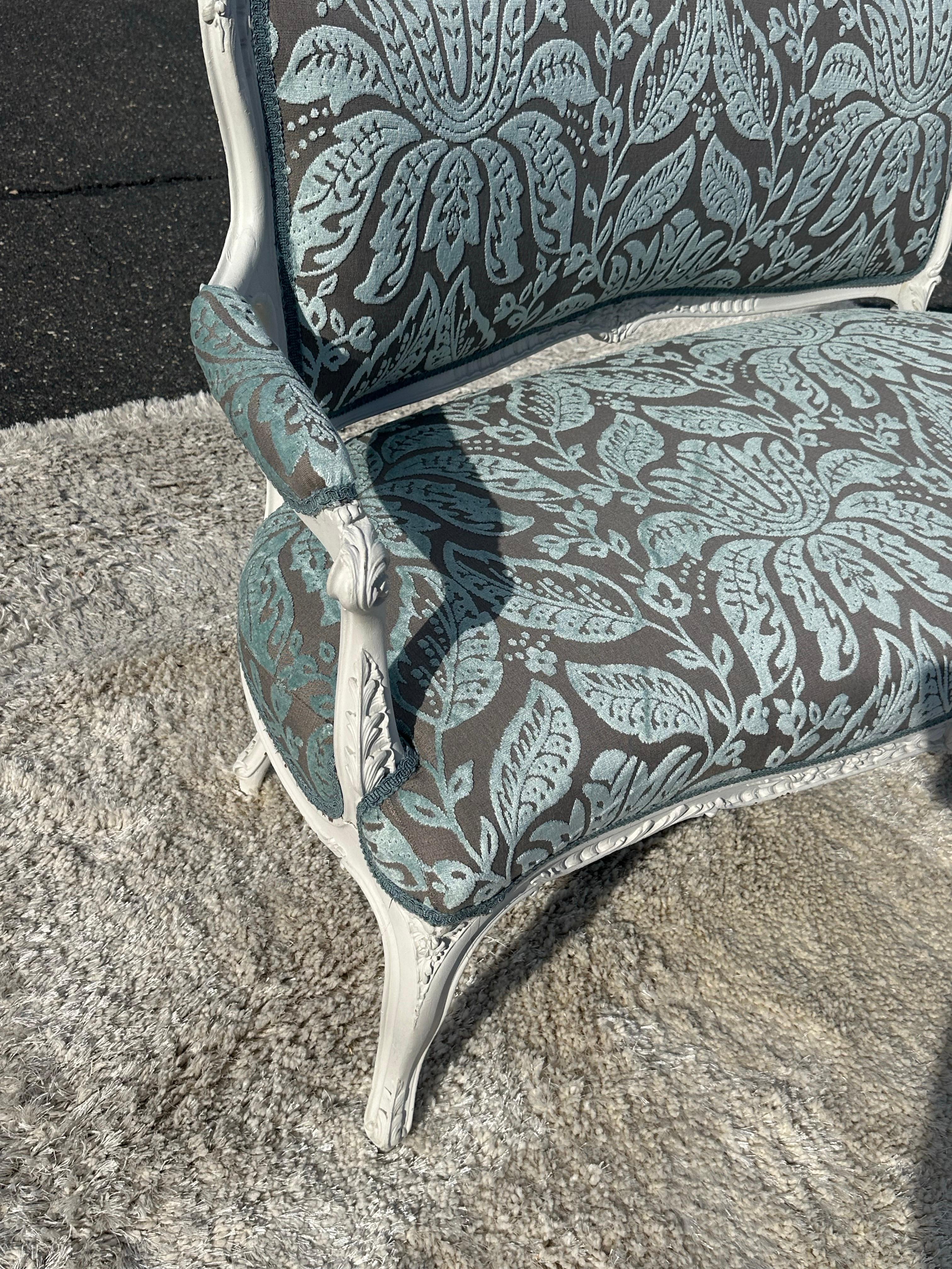 Outstanding French 1870s era Louis XV Thibaut Velvet Damask White Painted Settee For Sale 8