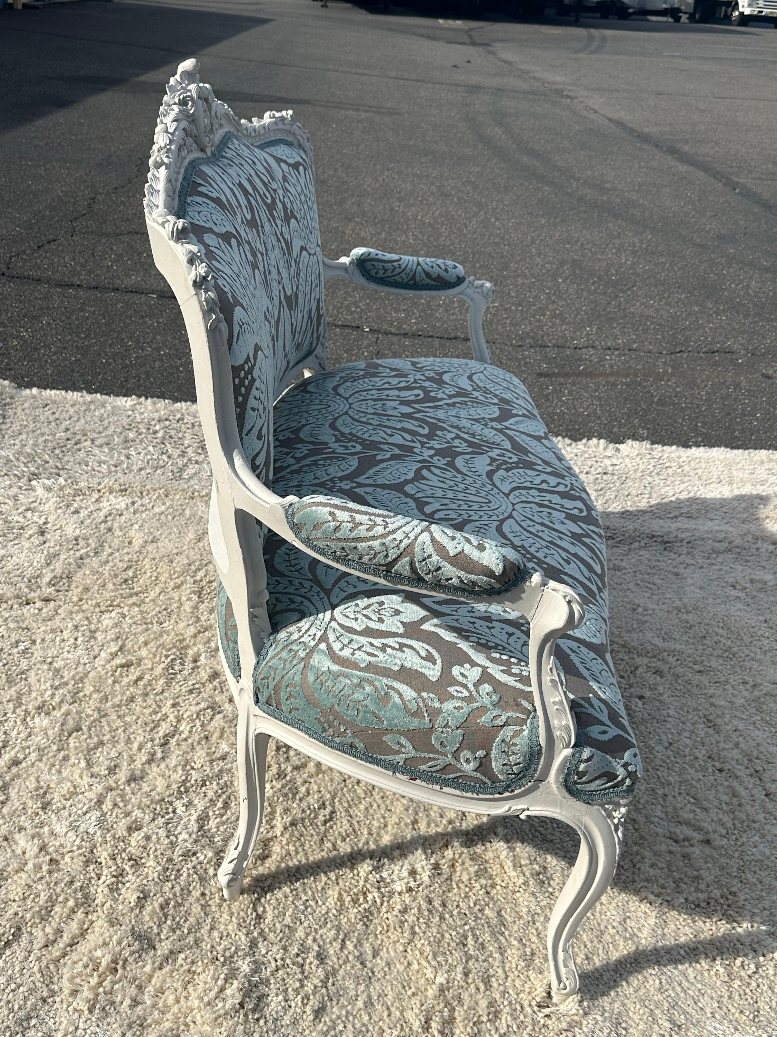 Outstanding French 1870s era Louis XV Thibaut Velvet Damask White Painted Settee For Sale 9