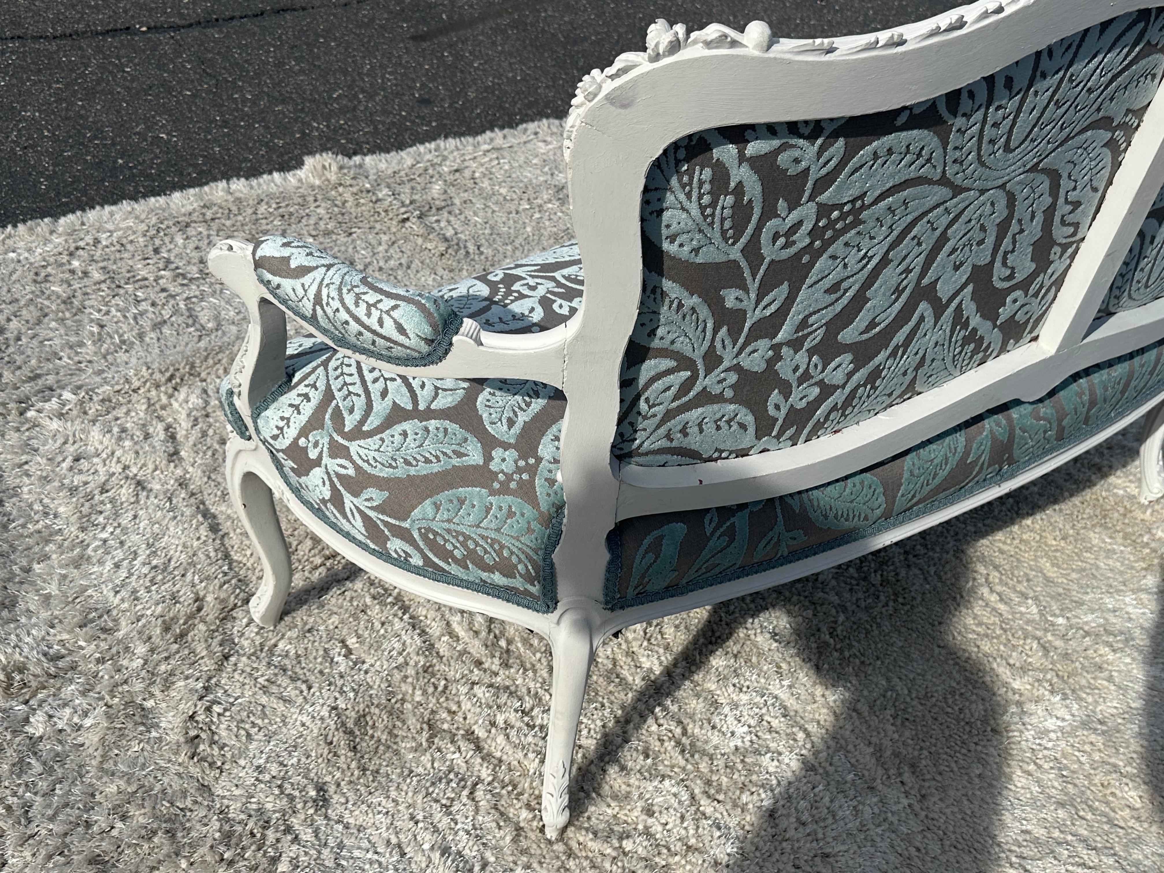 Outstanding French 1870s era Louis XV Thibaut Velvet Damask White Painted Settee For Sale 11