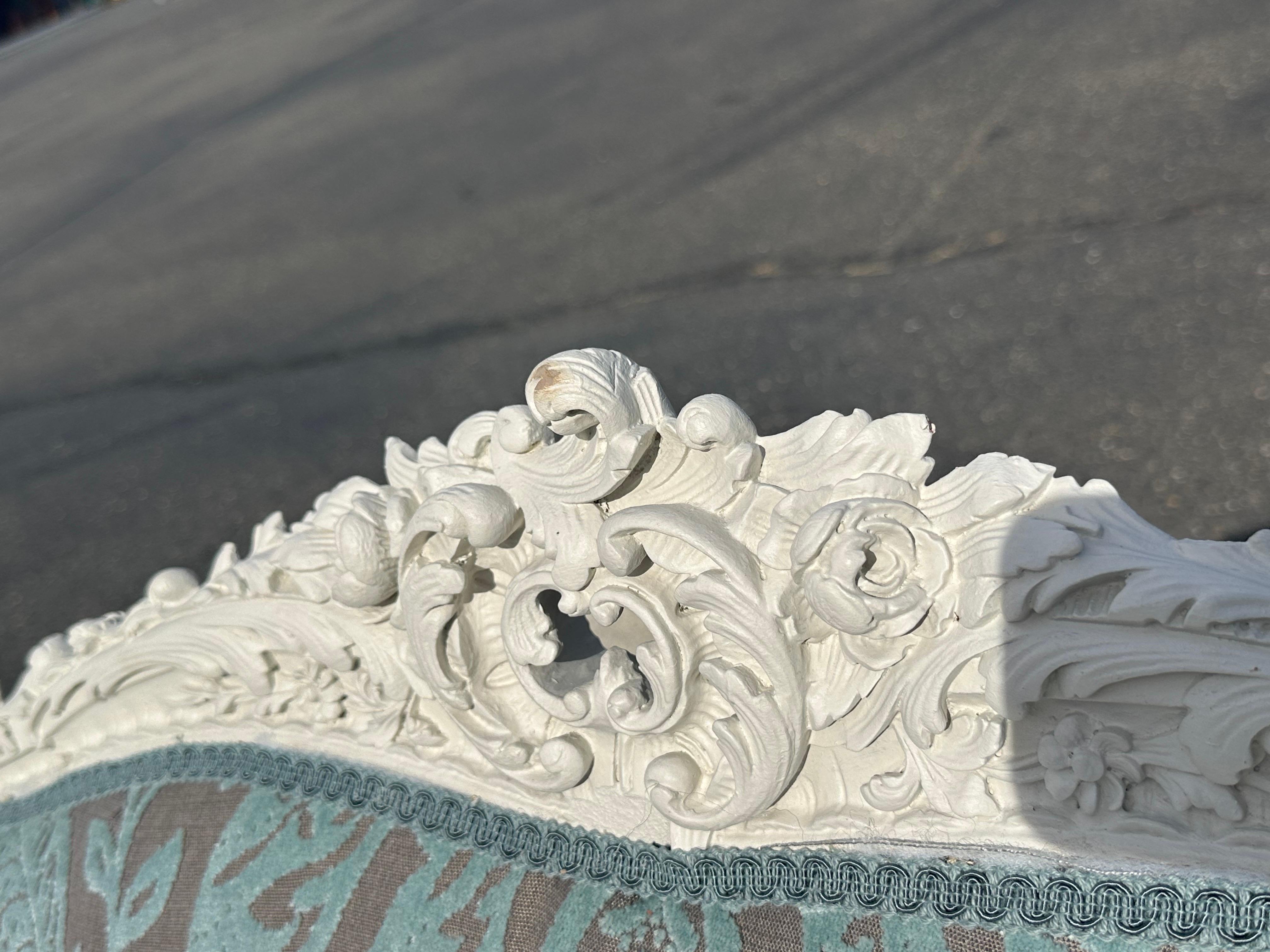 Outstanding French 1870s era Louis XV Thibaut Velvet Damask White Painted Settee For Sale 12