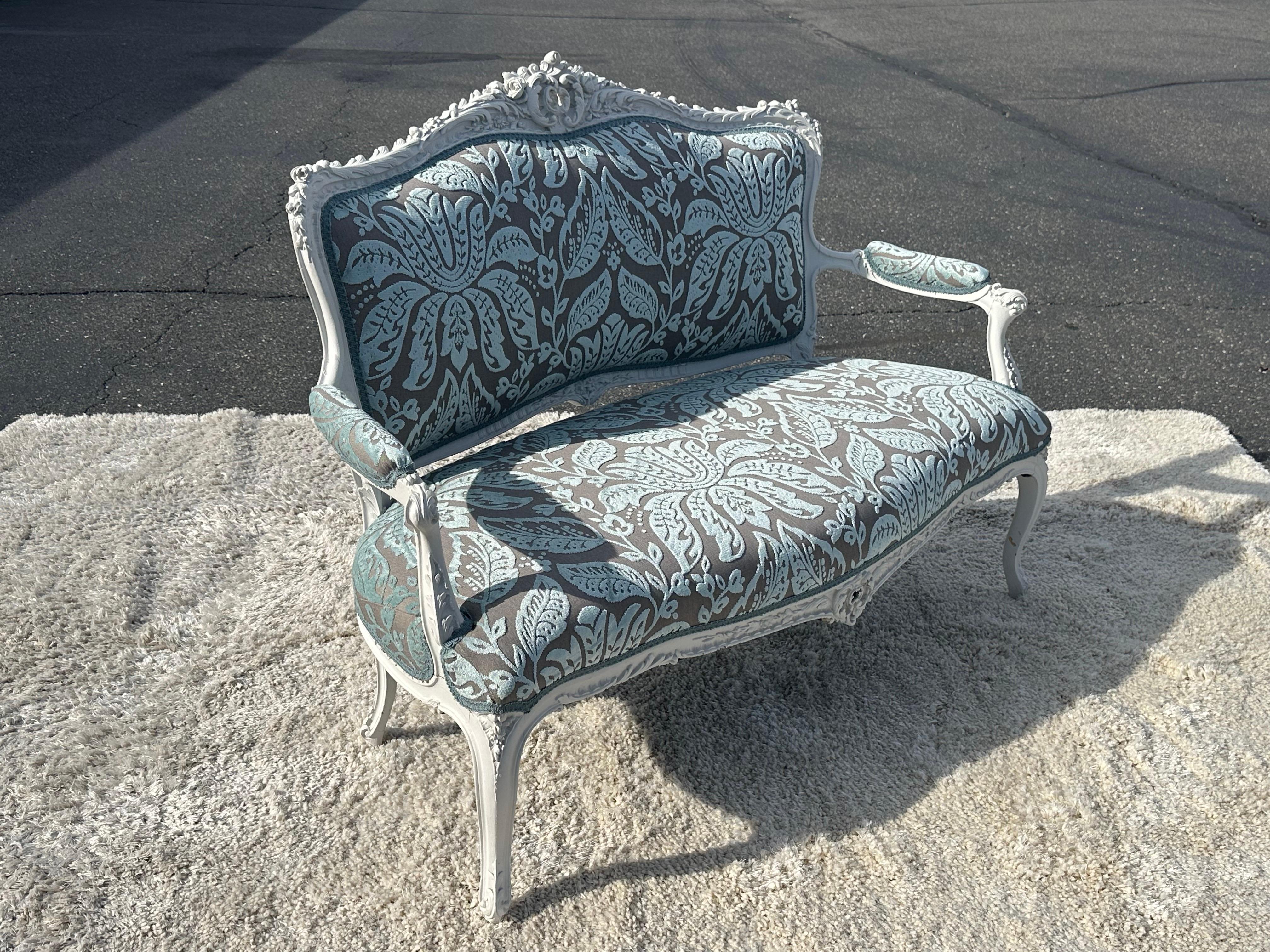 Outstanding French 1870s era Louis XV Thibaut Velvet Damask White Painted Settee For Sale 13
