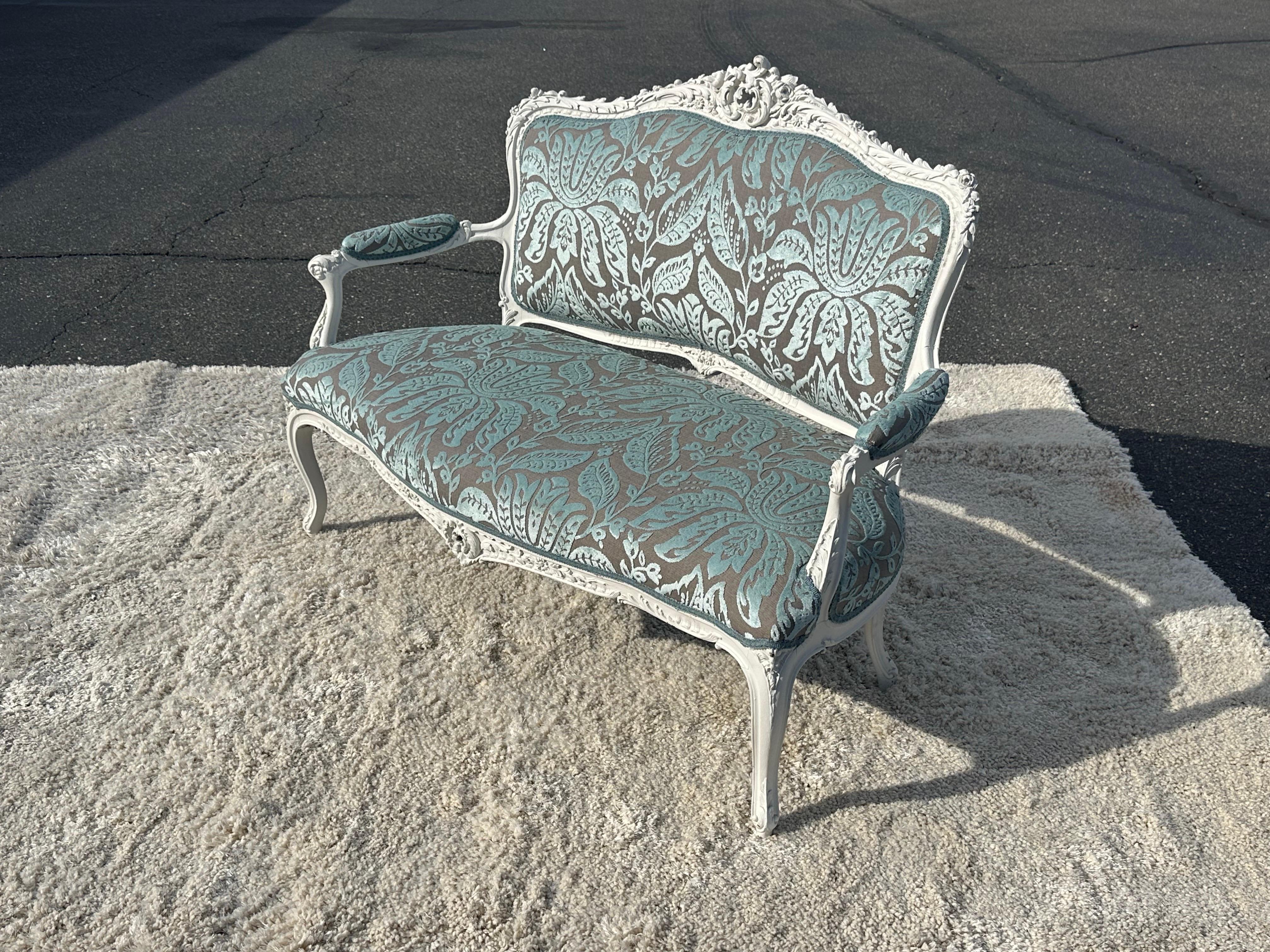 Outstanding French 1870s era Louis XV Thibaut Velvet Damask White Painted Settee For Sale 14