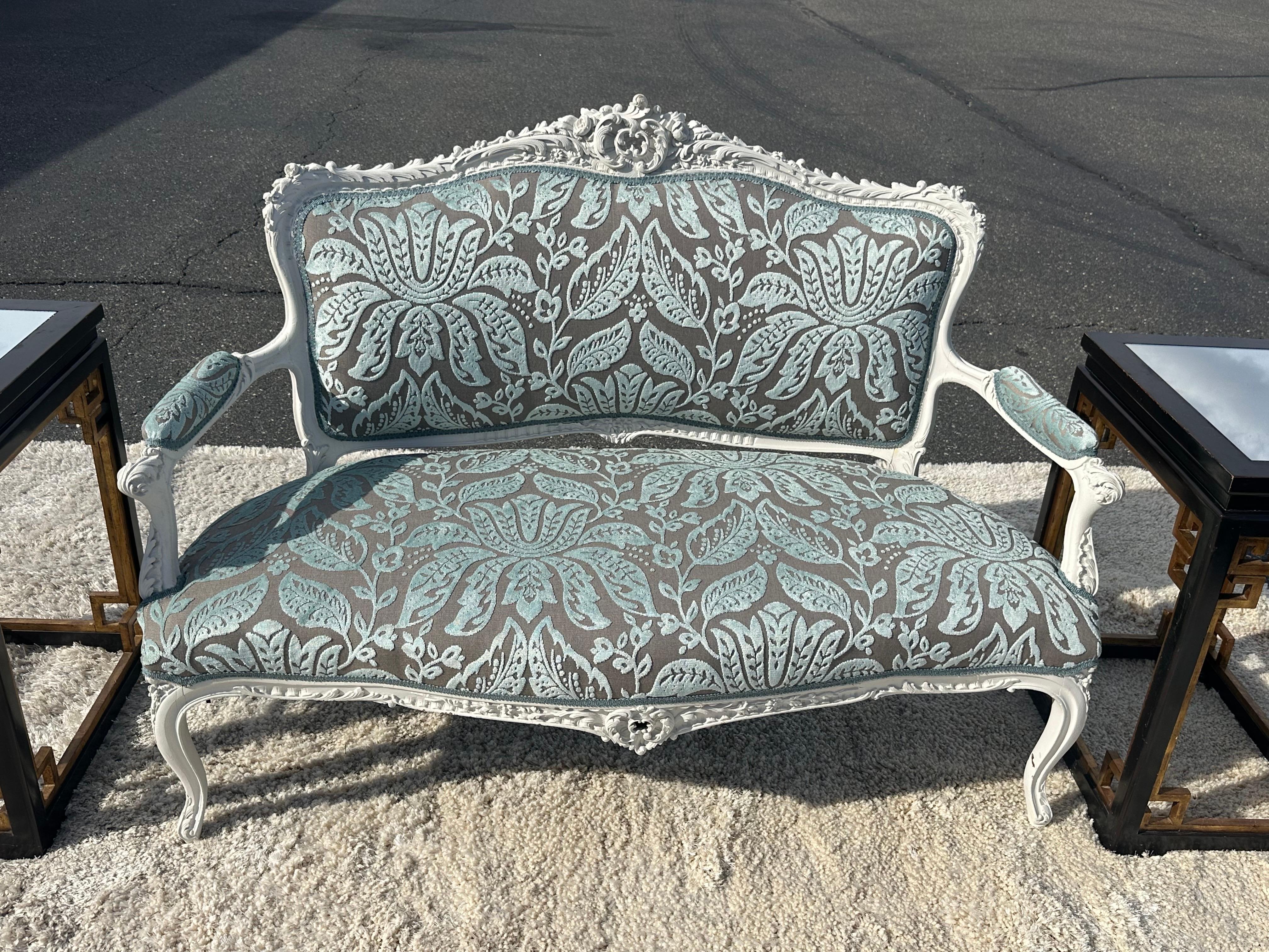 Outstanding French 1870s era Louis XV Thibaut Velvet Damask White Painted Settee In Good Condition For Sale In Swedesboro, NJ