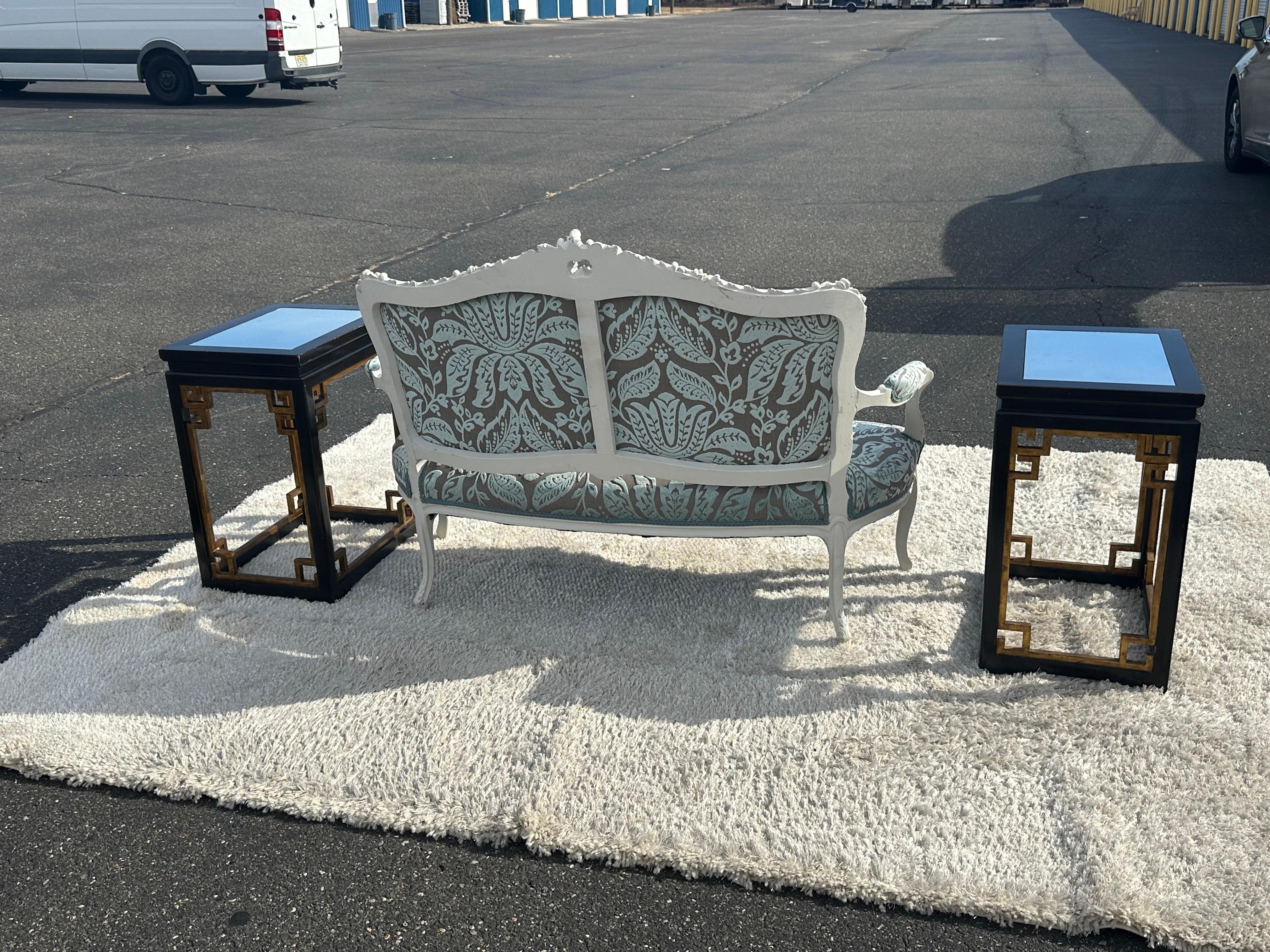 Outstanding French 1870s era Louis XV Thibaut Velvet Damask White Painted Settee For Sale 1
