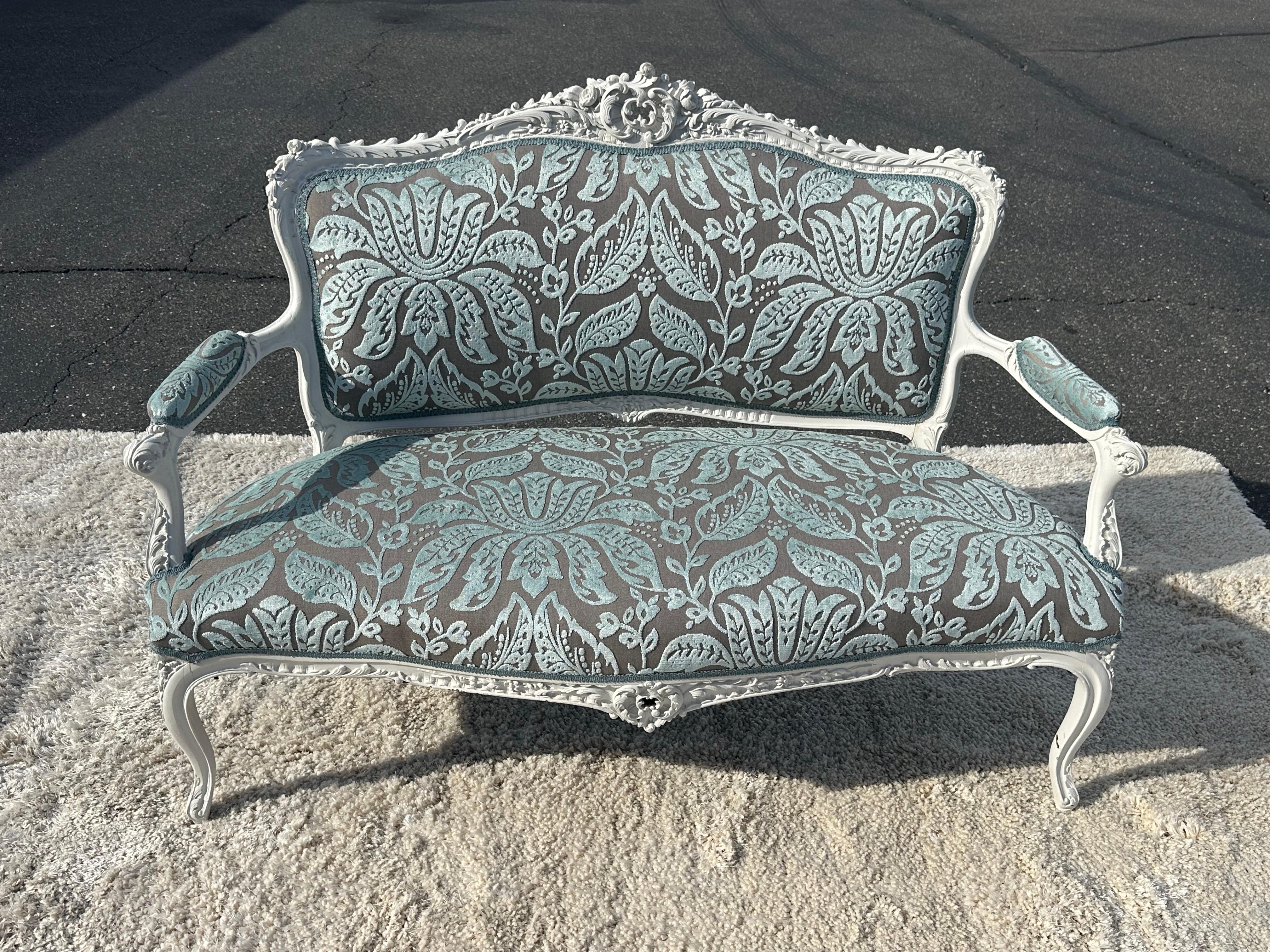 Outstanding French 1870s era Louis XV Thibaut Velvet Damask White Painted Settee For Sale 3