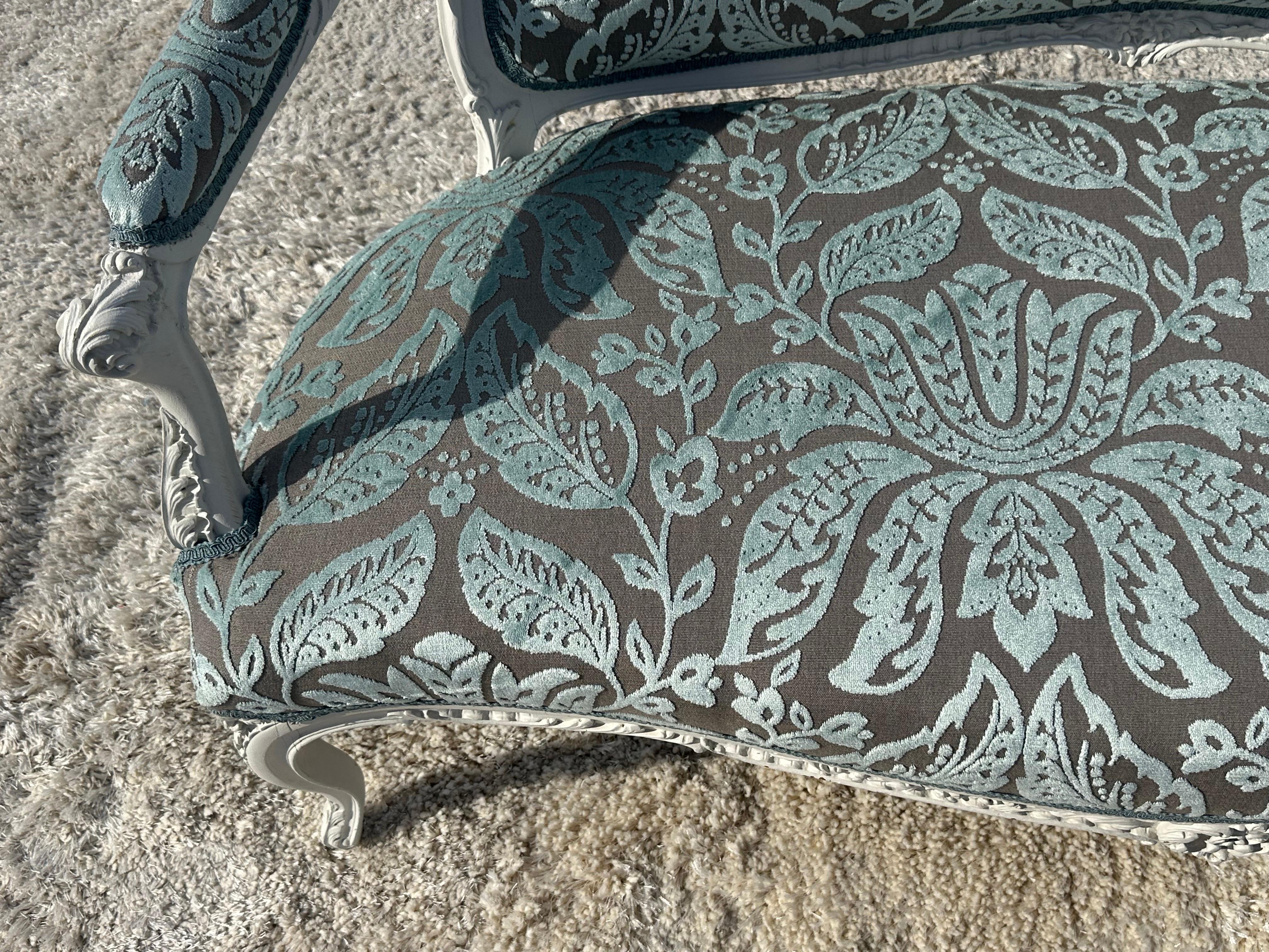 Outstanding French 1870s era Louis XV Thibaut Velvet Damask White Painted Settee For Sale 4