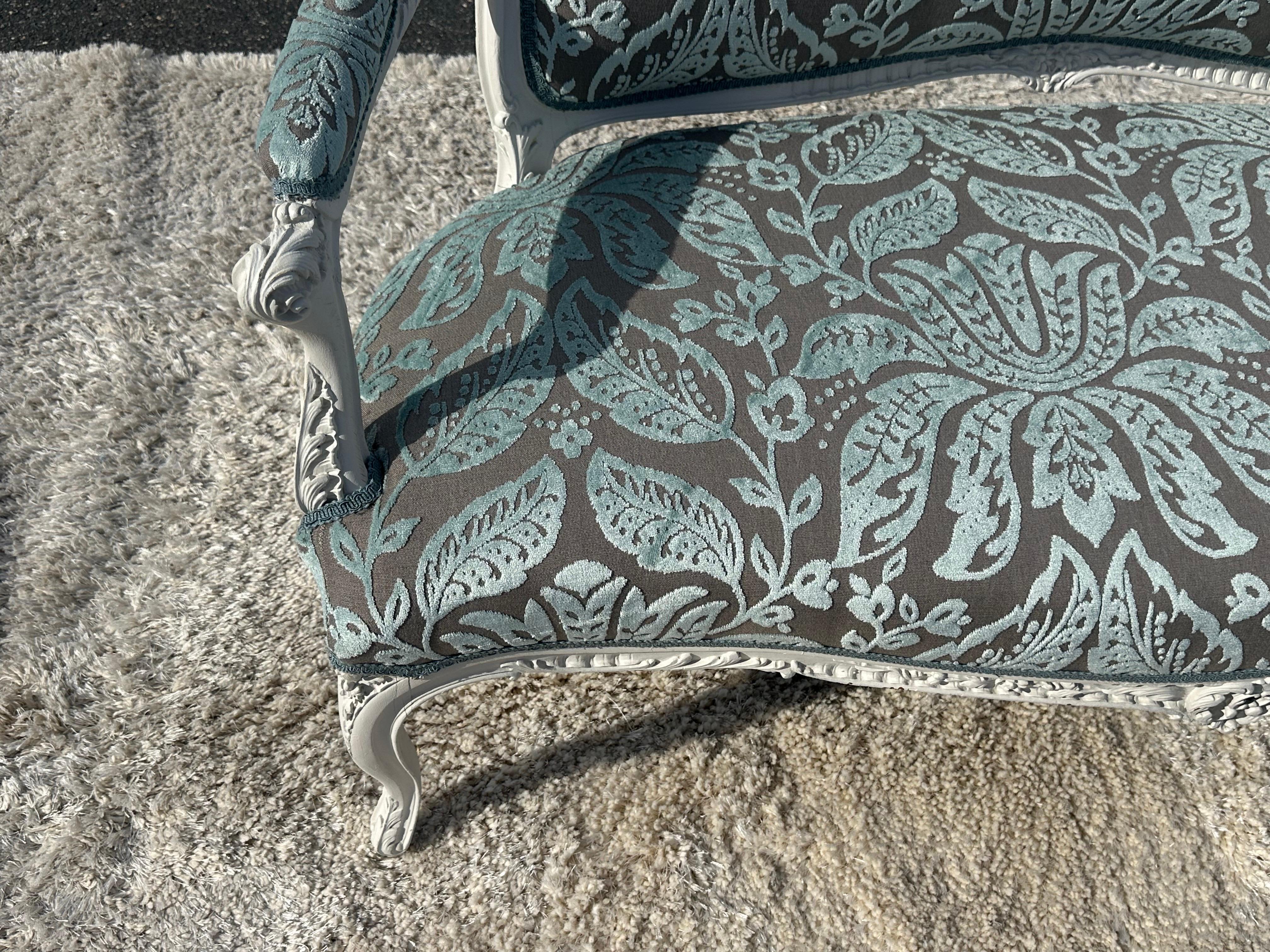 Outstanding French 1870s era Louis XV Thibaut Velvet Damask White Painted Settee For Sale 5