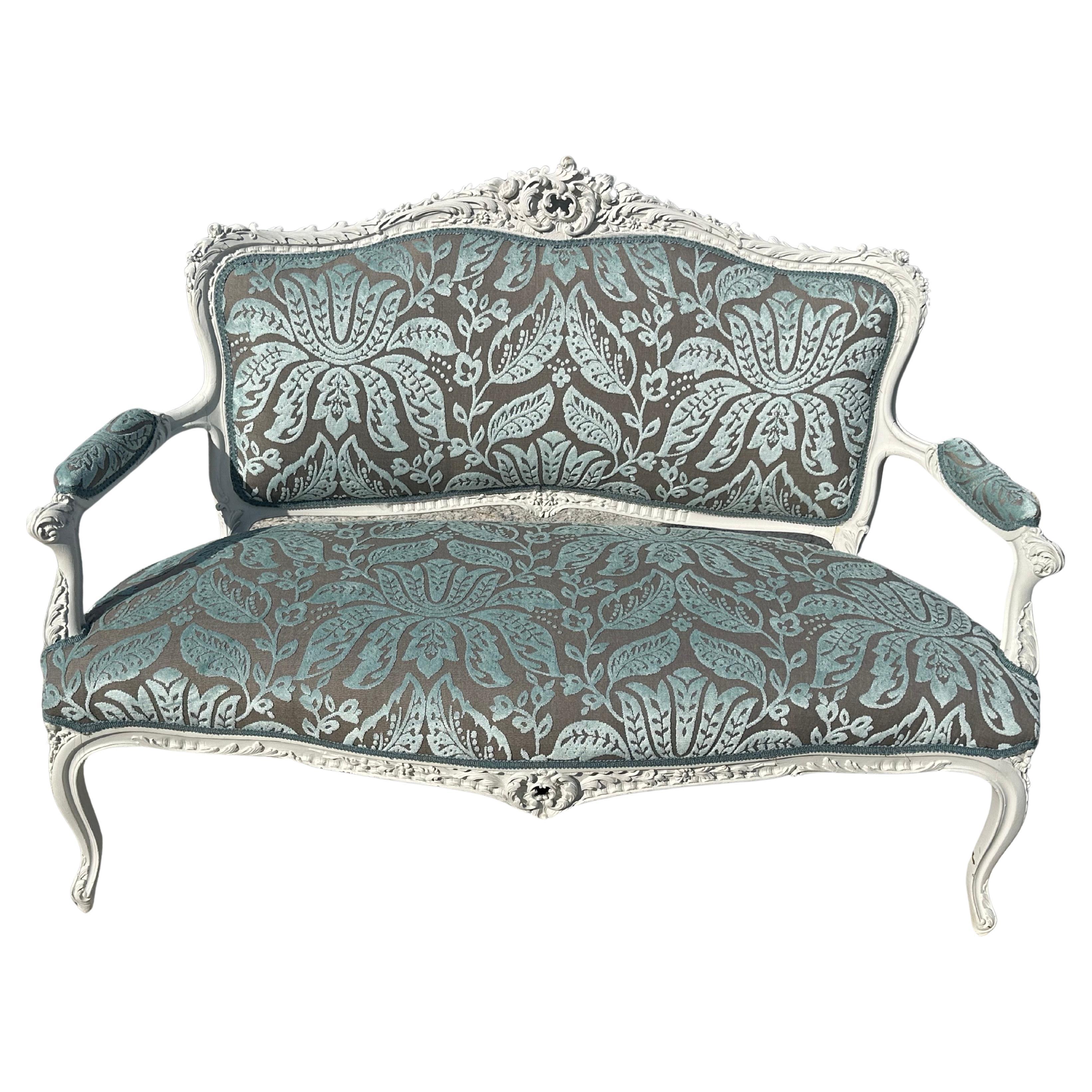 Outstanding French 1870s era Louis XV Thibaut Velvet Damask White Painted Settee For Sale