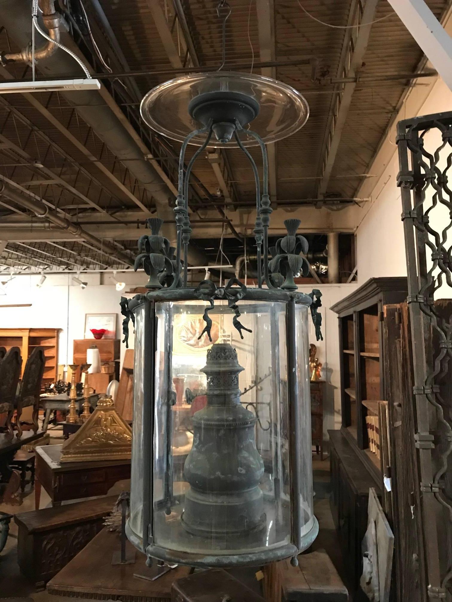 Une remarquable et sensationnelle lanterne française du milieu du XIXe siècle. Merveilleusement réalisé en bronze, cuivre et verre. La lanterne est dans un état exceptionnel, conservant même sa plaque réflectrice supérieure en verre. Un luminaire