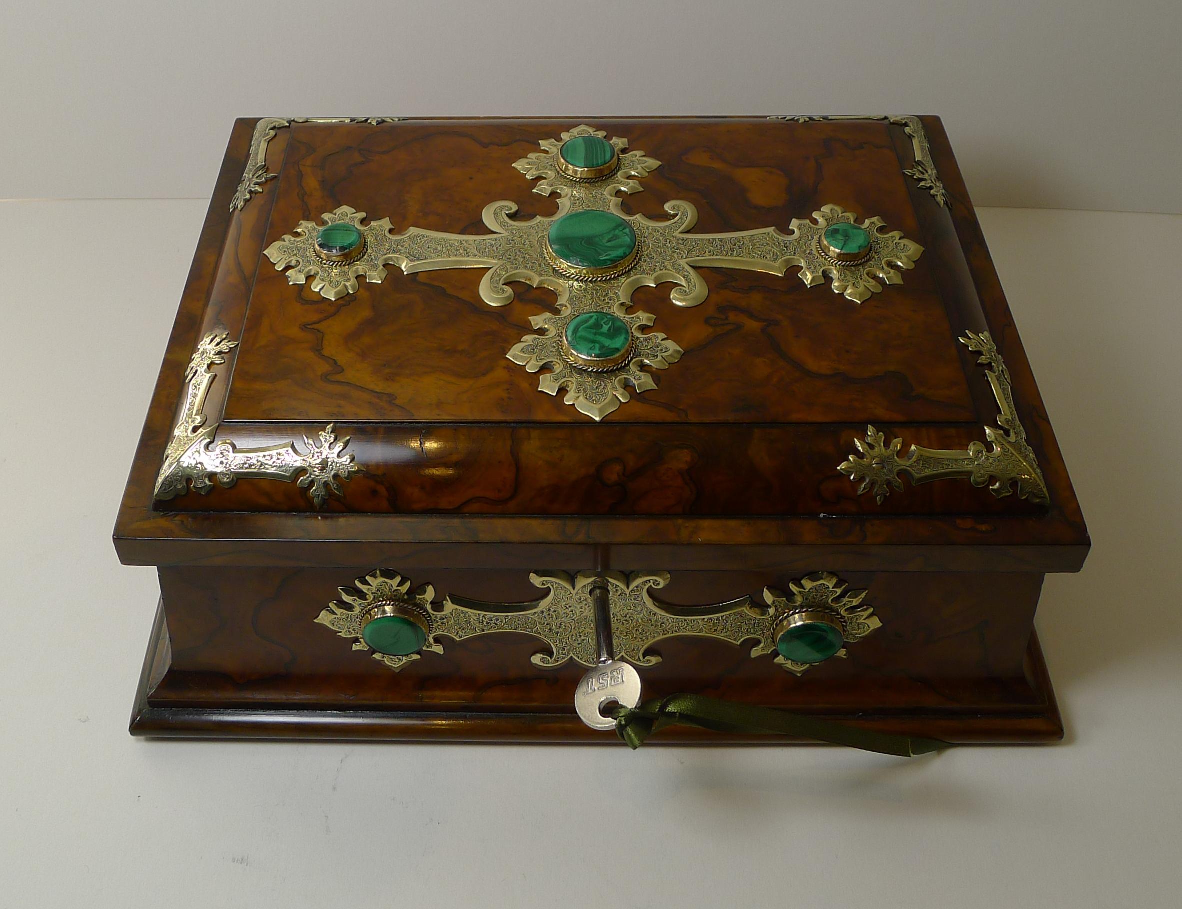 Exceptionnelle boîte de jeu en ronce de noyer, laiton et malachite, vers 1880 en vente 3