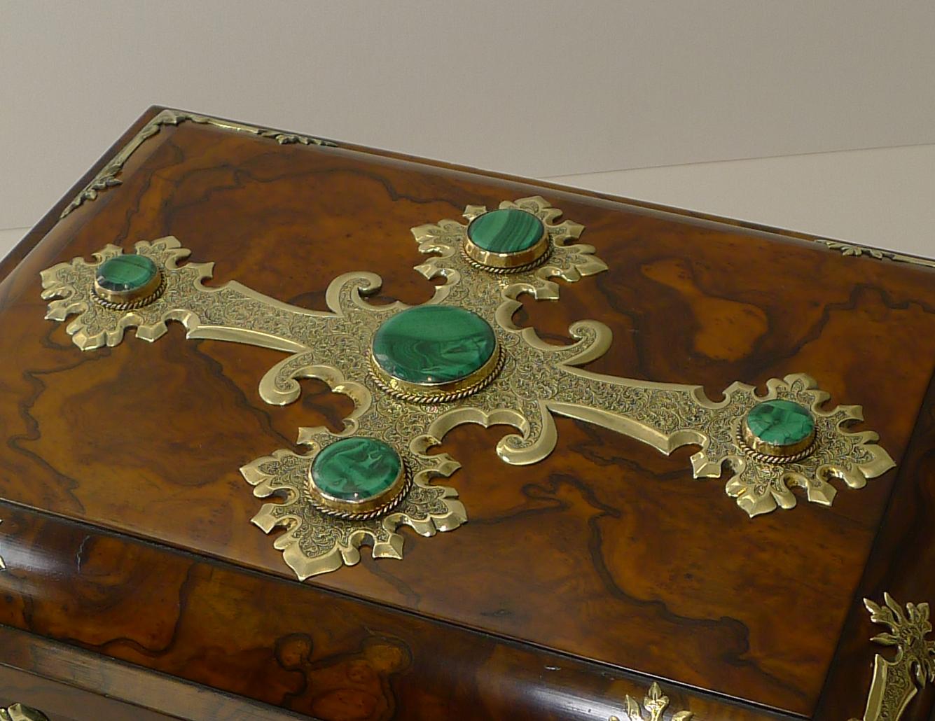 Exceptionnelle boîte de jeu en ronce de noyer, laiton et malachite, vers 1880 en vente 2