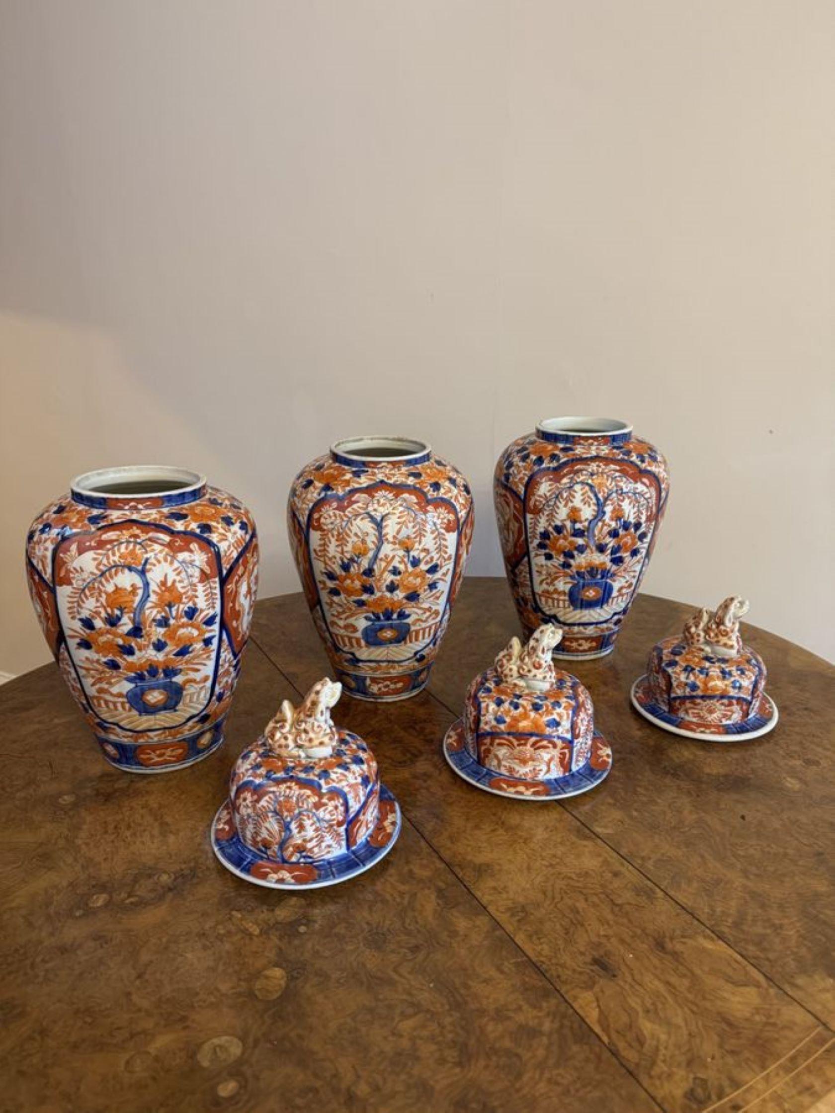 Remarquable garniture de trois vases et couvercles imari japonais anciens Bon état - En vente à Ipswich, GB
