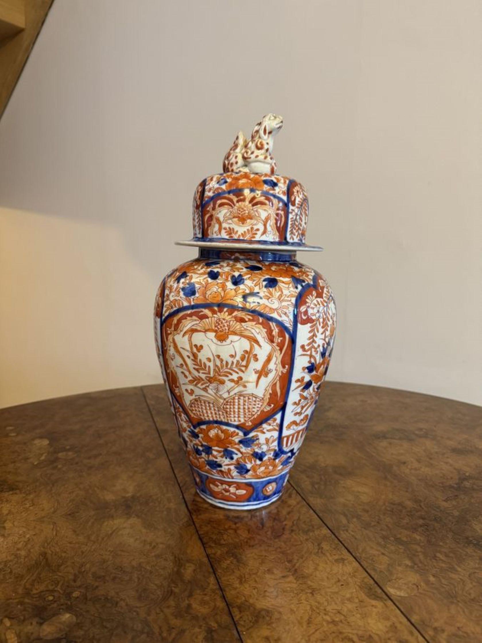 20ième siècle Remarquable garniture de trois vases et couvercles imari japonais anciens en vente
