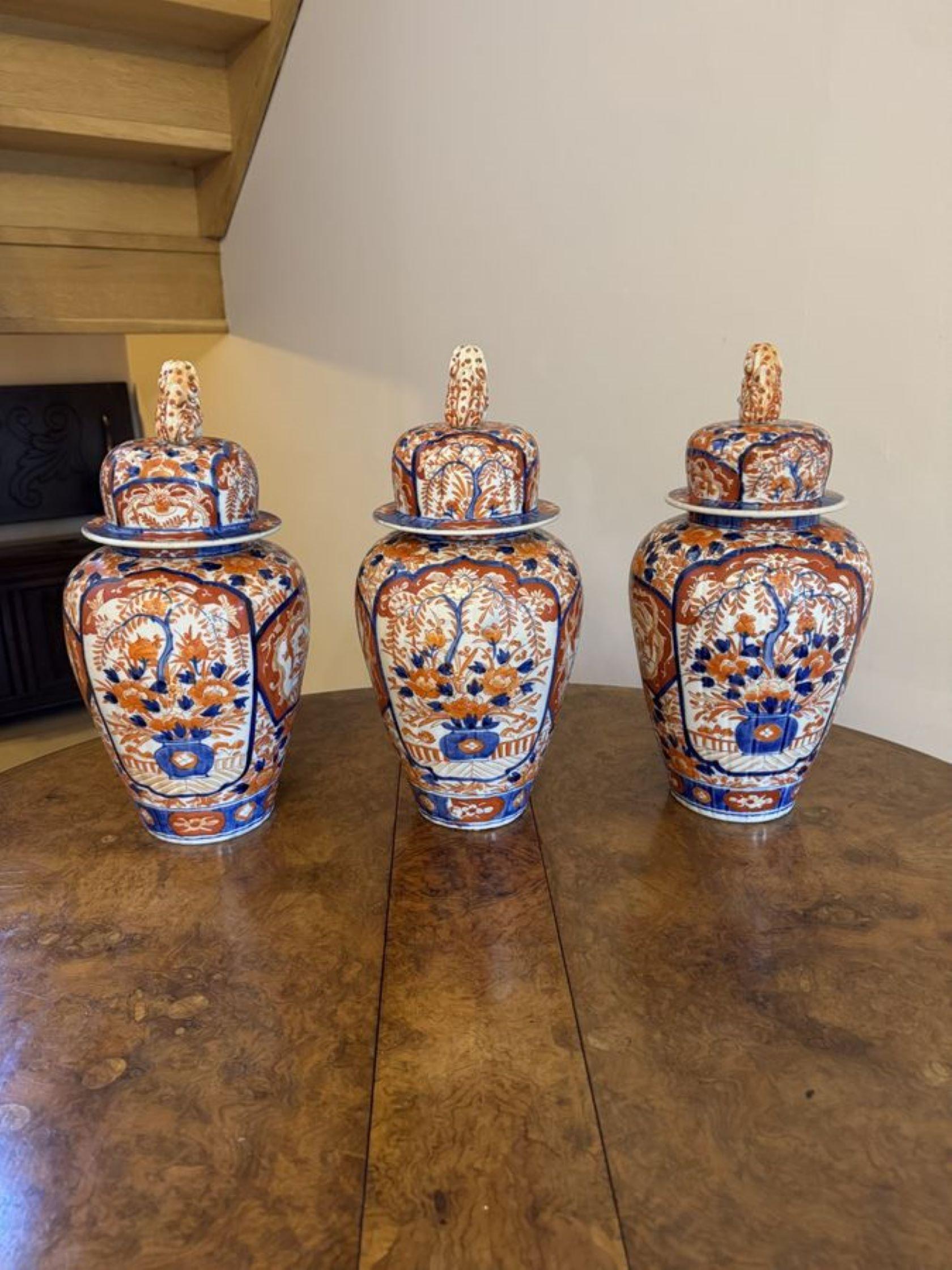 Remarquable garniture de trois vases et couvercles imari japonais anciens en vente 1