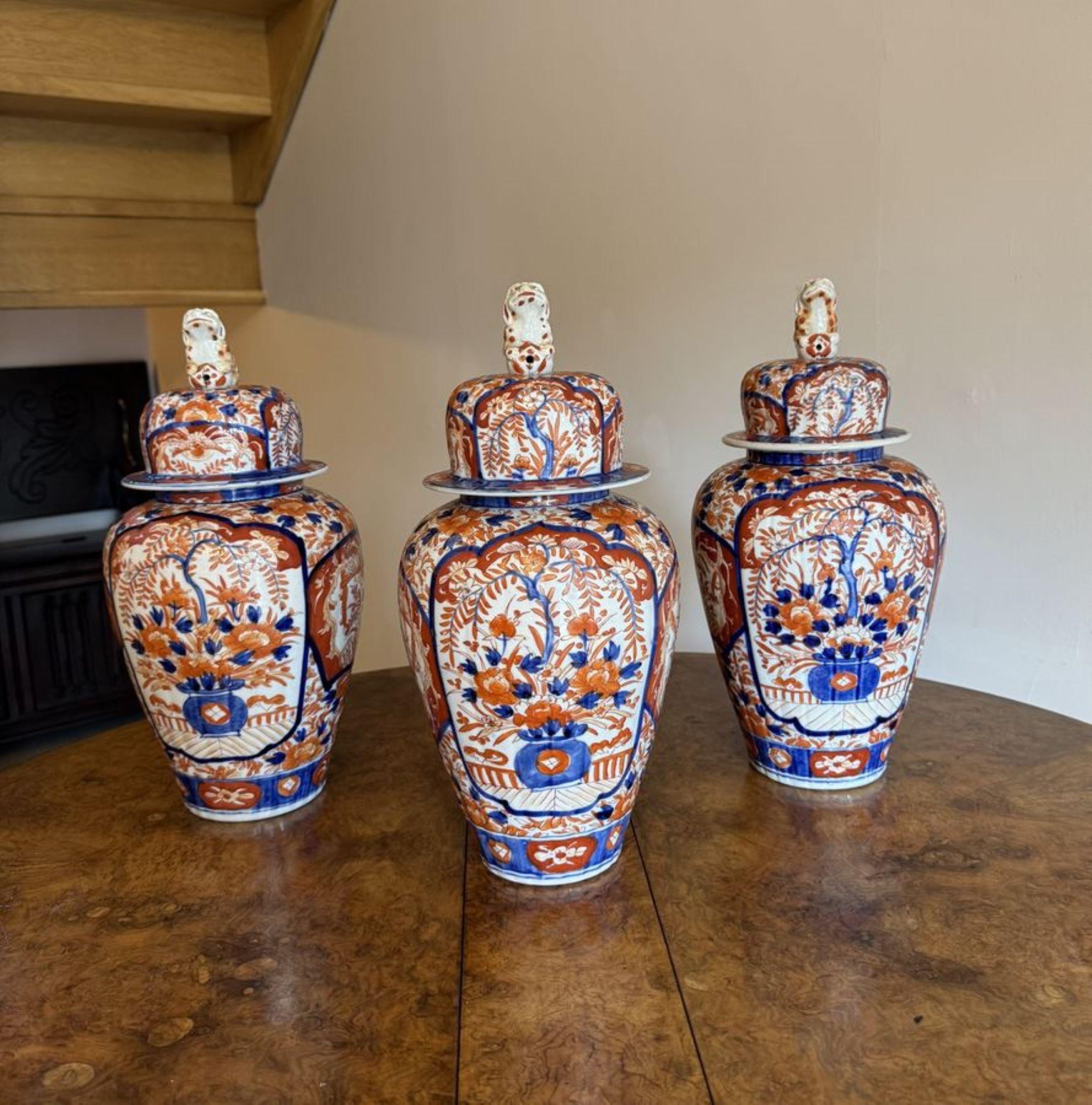 Remarquable garniture de trois vases et couvercles imari japonais anciens en vente 2