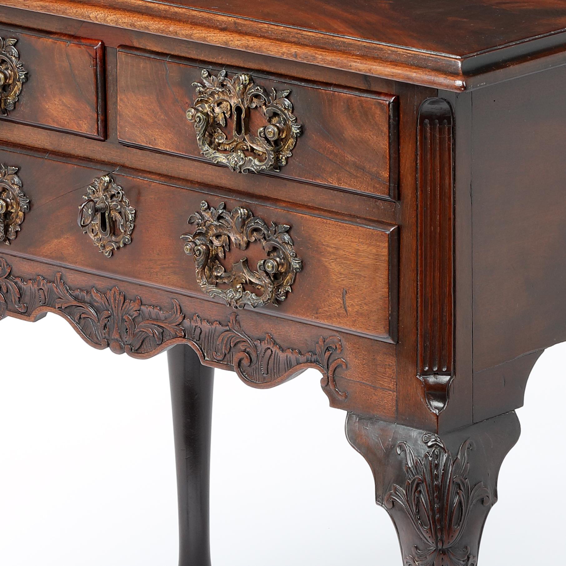 Hervorragender George II Mahagoni Lowboy/Beistelltisch (Handgeschnitzt) im Angebot