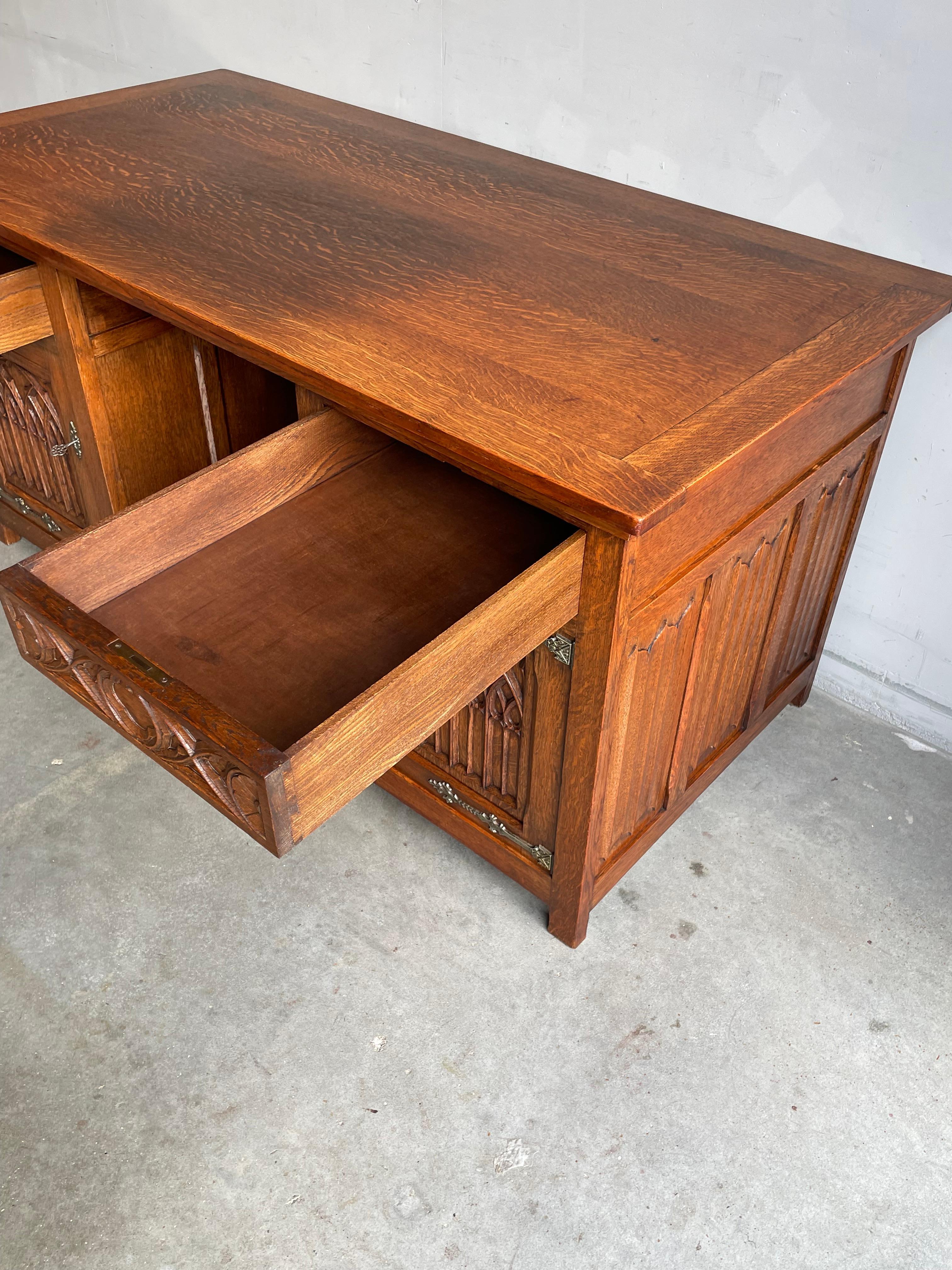 Hervorragende Gothic Revival Tiger Oak Desk w. Qualitativ hochwertige geschnitzte Kirchenfensterpaneele im Angebot 3