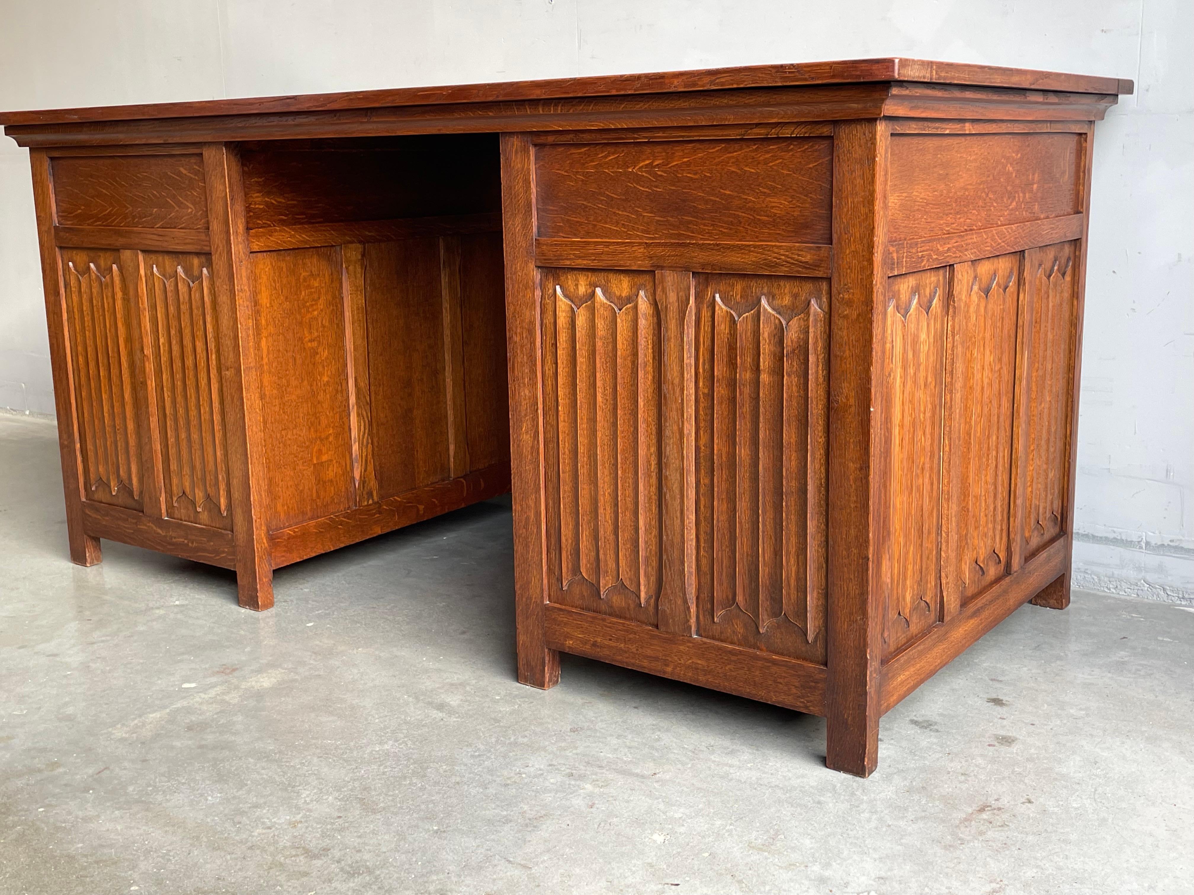 Hervorragende Gothic Revival Tiger Oak Desk w. Qualitativ hochwertige geschnitzte Kirchenfensterpaneele im Angebot 5