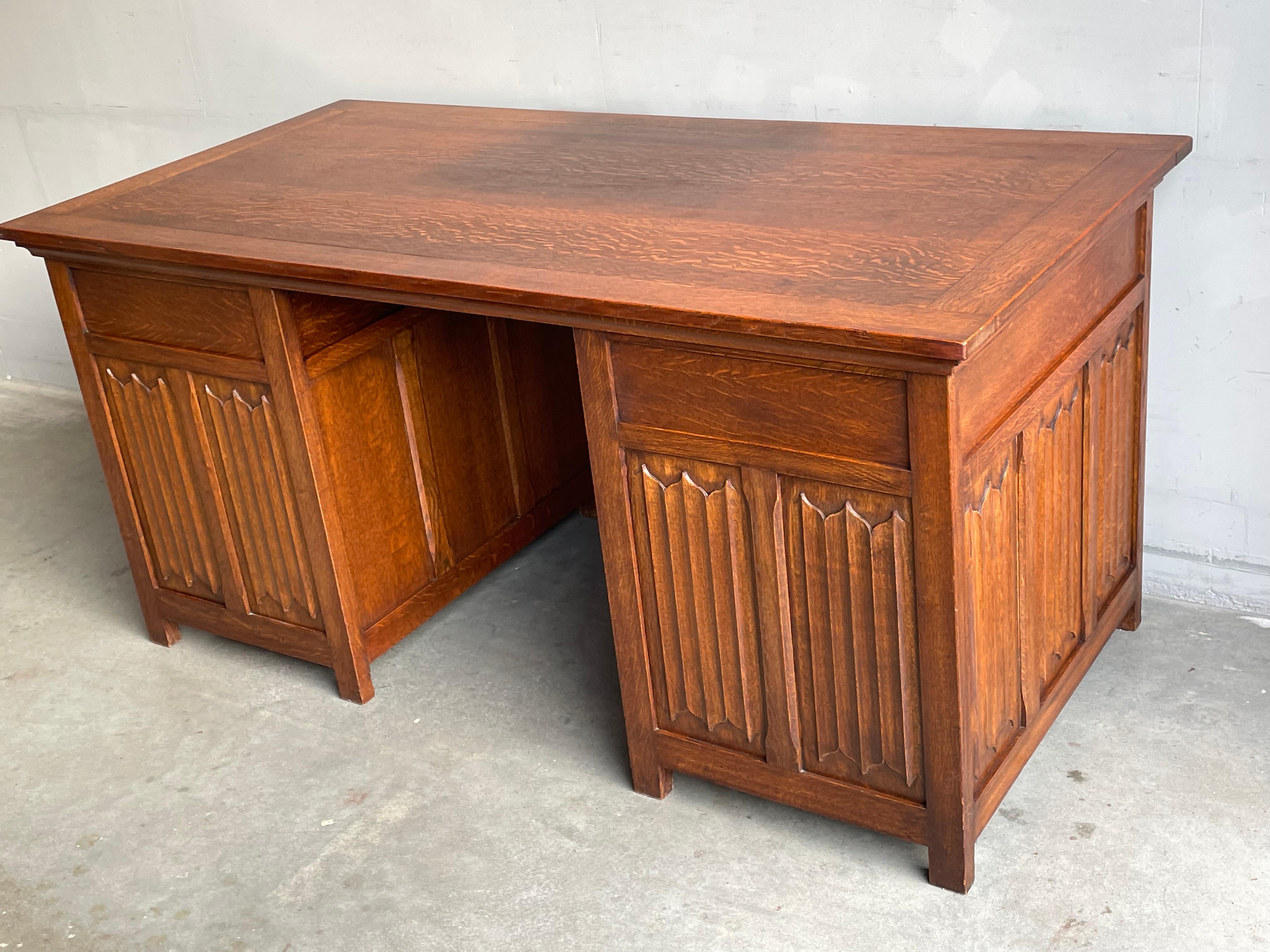 Hervorragende Gothic Revival Tiger Oak Desk w. Qualitativ hochwertige geschnitzte Kirchenfensterpaneele im Angebot 10