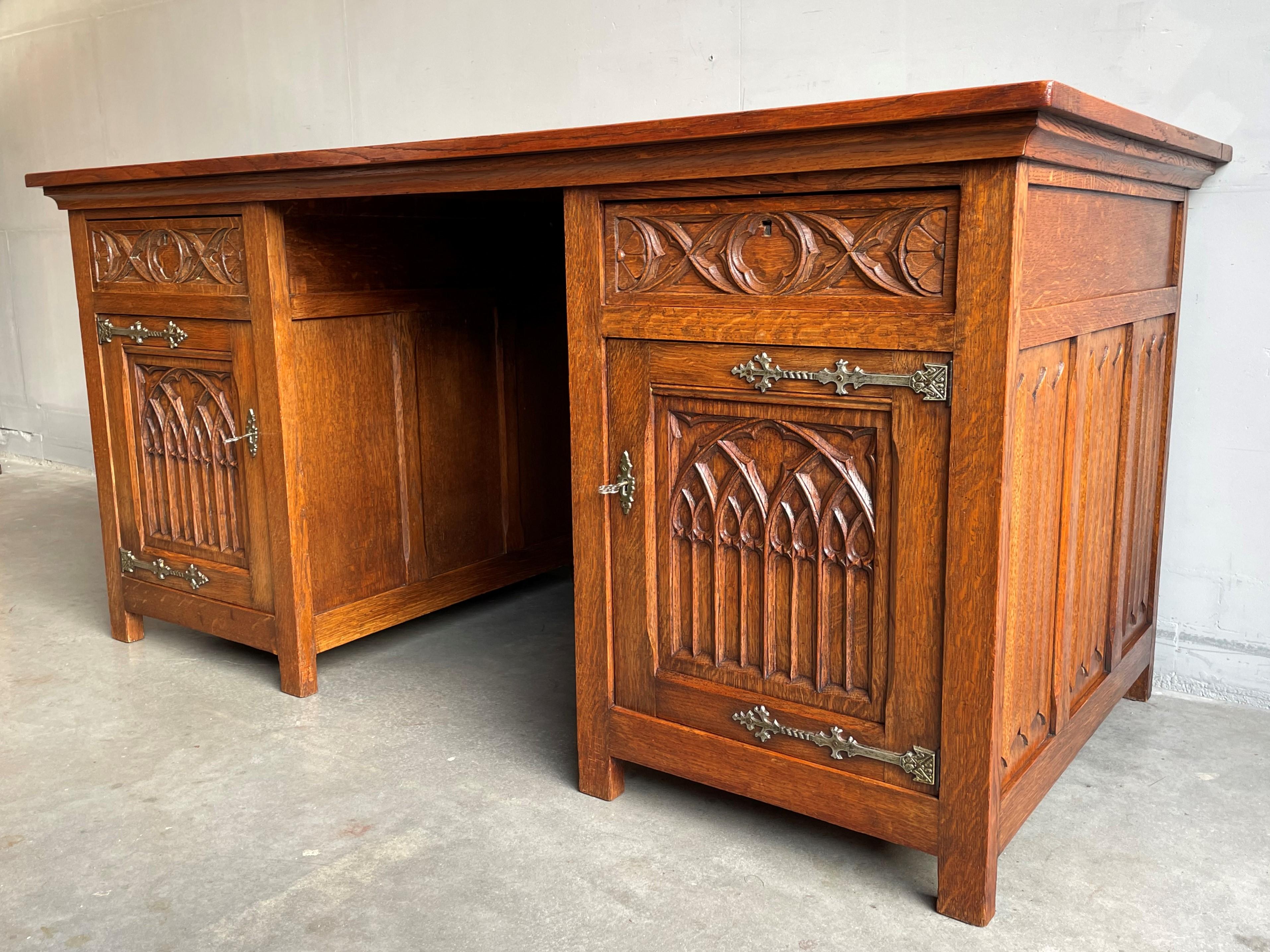 Hervorragende Gothic Revival Tiger Oak Desk w. Qualitativ hochwertige geschnitzte Kirchenfensterpaneele im Angebot 11