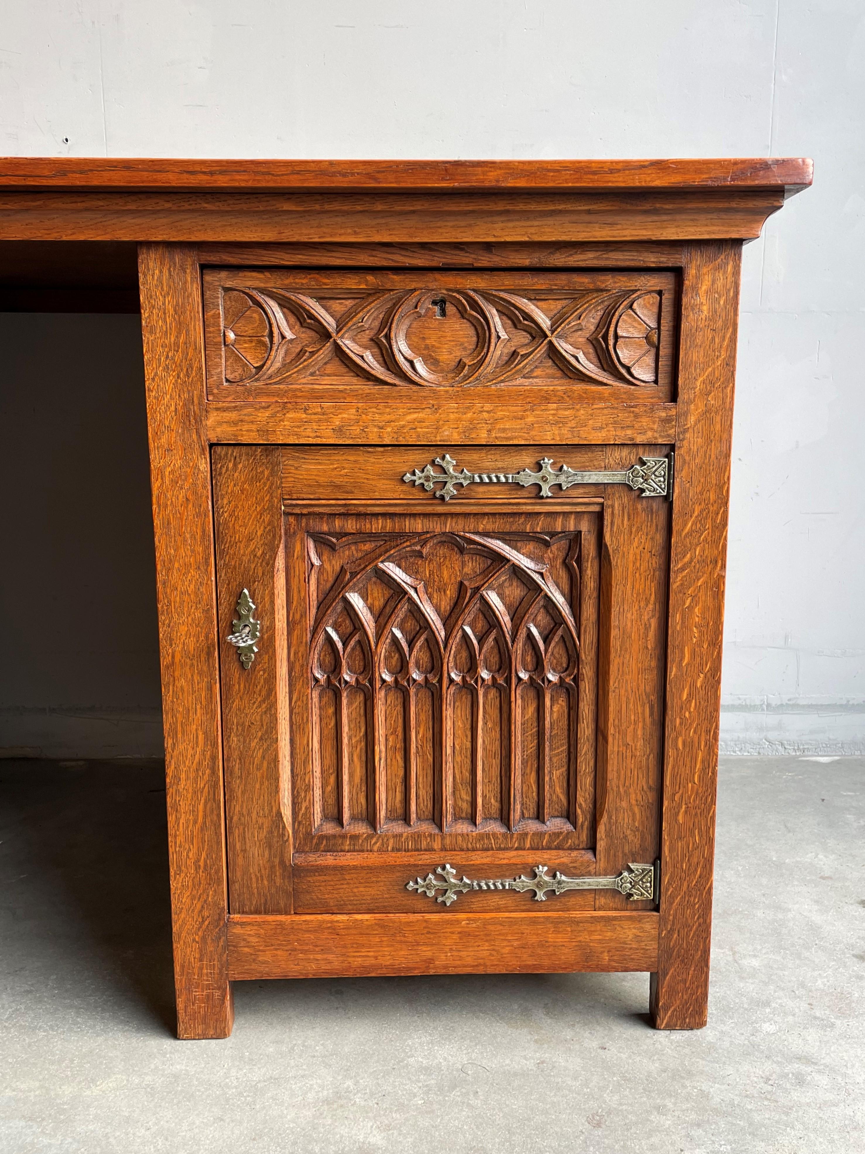 Hervorragende Gothic Revival Tiger Oak Desk w. Qualitativ hochwertige geschnitzte Kirchenfensterpaneele (Gegossen) im Angebot