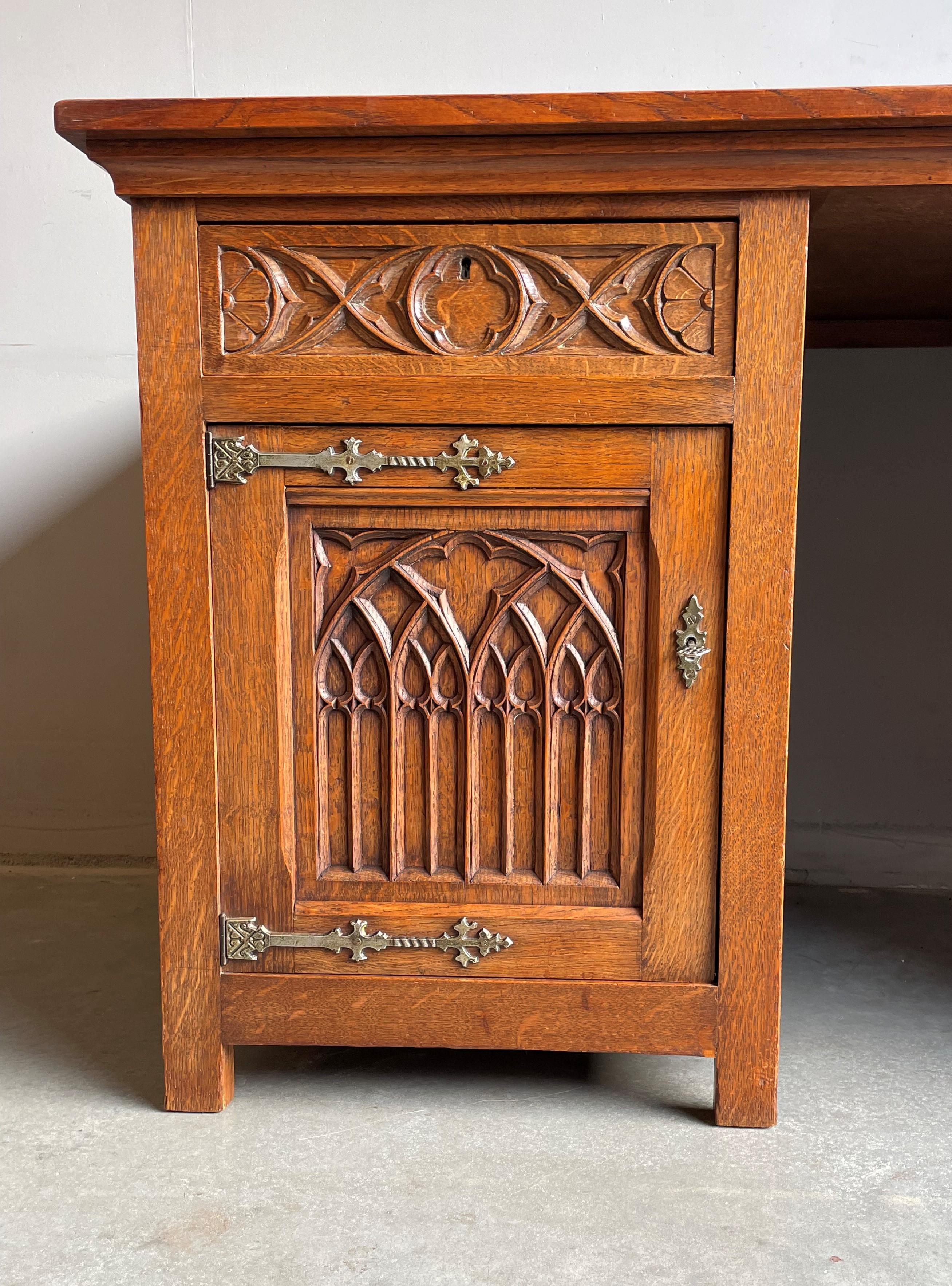 Hervorragende Gothic Revival Tiger Oak Desk w. Qualitativ hochwertige geschnitzte Kirchenfensterpaneele (20. Jahrhundert) im Angebot