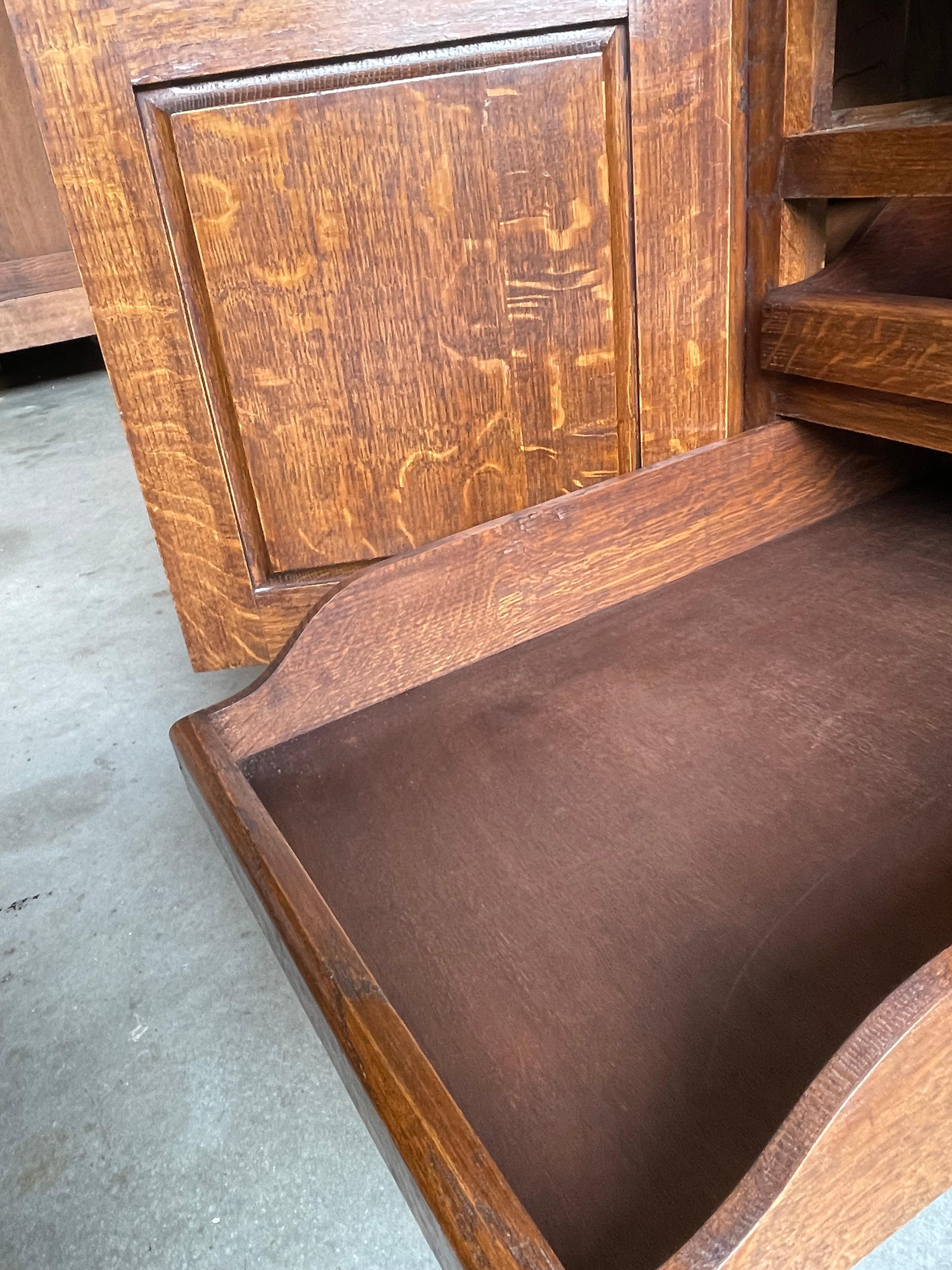 Outstanding Gothic Revival Tiger Oak Desk w. Quality Carved Church Window Panels In Excellent Condition For Sale In Lisse, NL