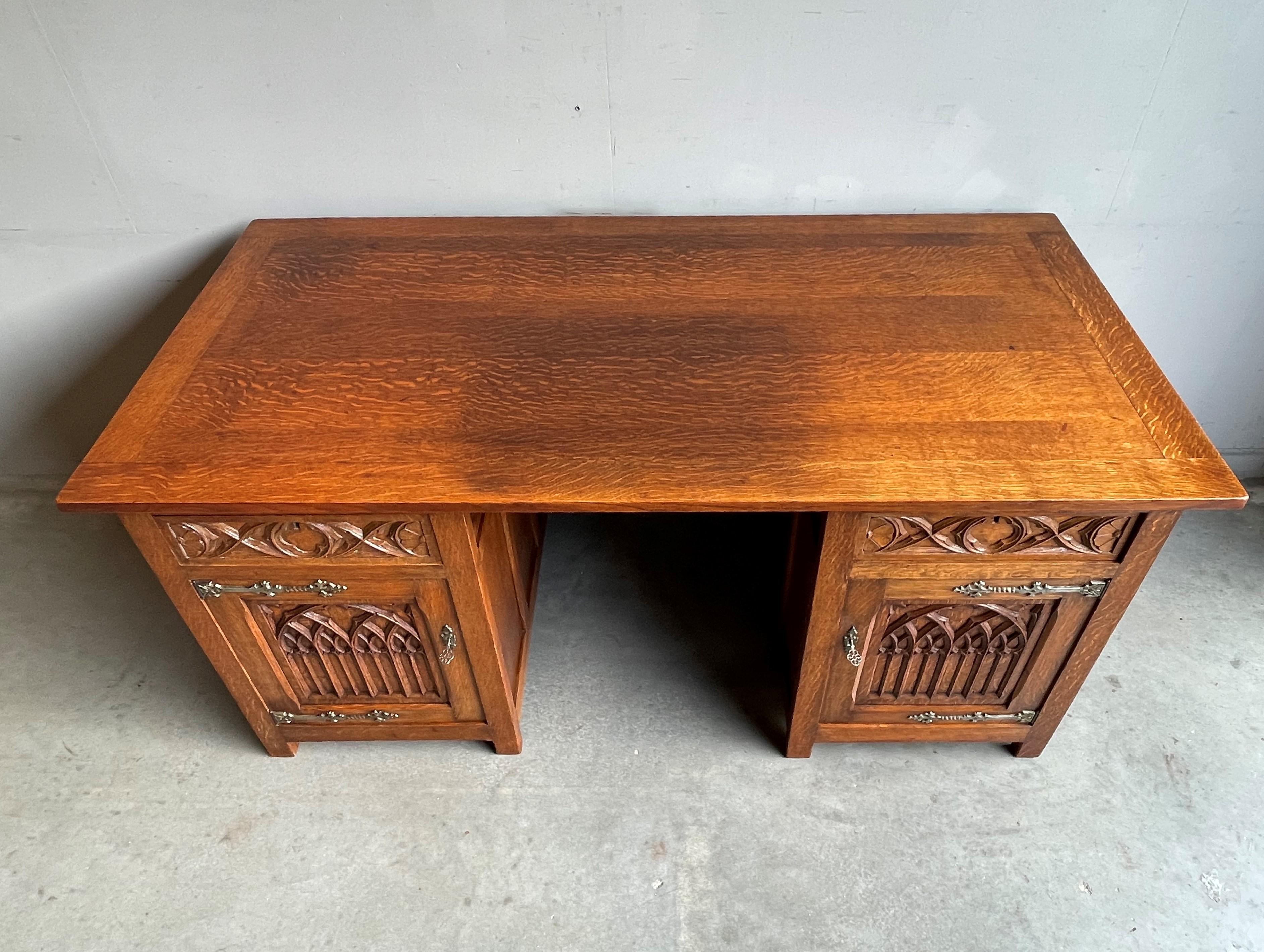 Hervorragende Gothic Revival Tiger Oak Desk w. Qualitativ hochwertige geschnitzte Kirchenfensterpaneele im Angebot 1