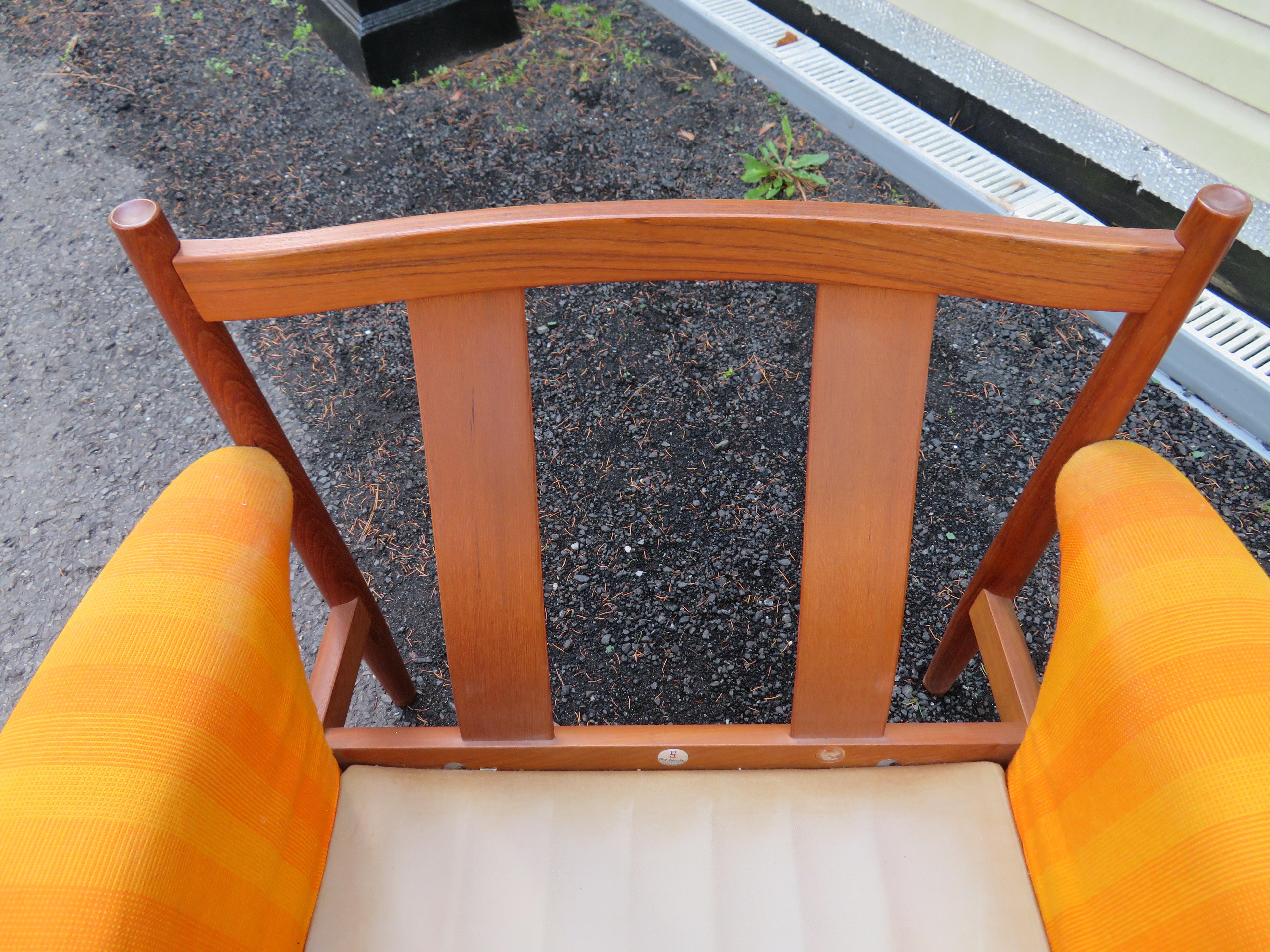 Tissu d'ameublement Exceptionnelle chaise longue en teck Grete Jalk, style danois moderne du milieu du siècle dernier en vente