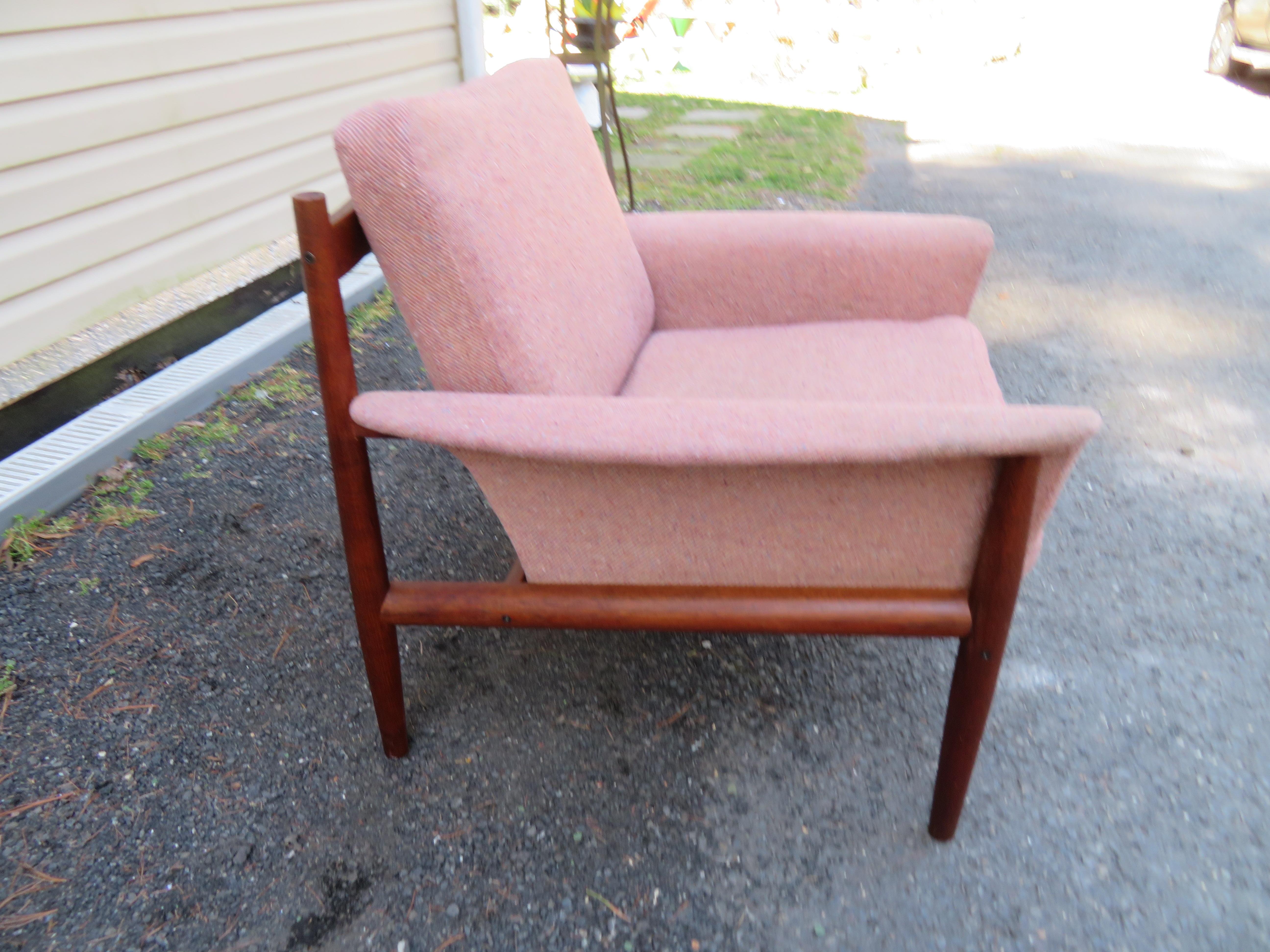 Hervorragender Teakholz-Sessel von Grete Jalk. Dieser Stuhl behält seinen ursprünglichen mauvefarbenen Webstoff in schönem Vintage-Zustand - einige leichte Flecken - Reinigung empfohlen. Sehr brauchbar, wie es ist, aber wäre spektakulär in etwas