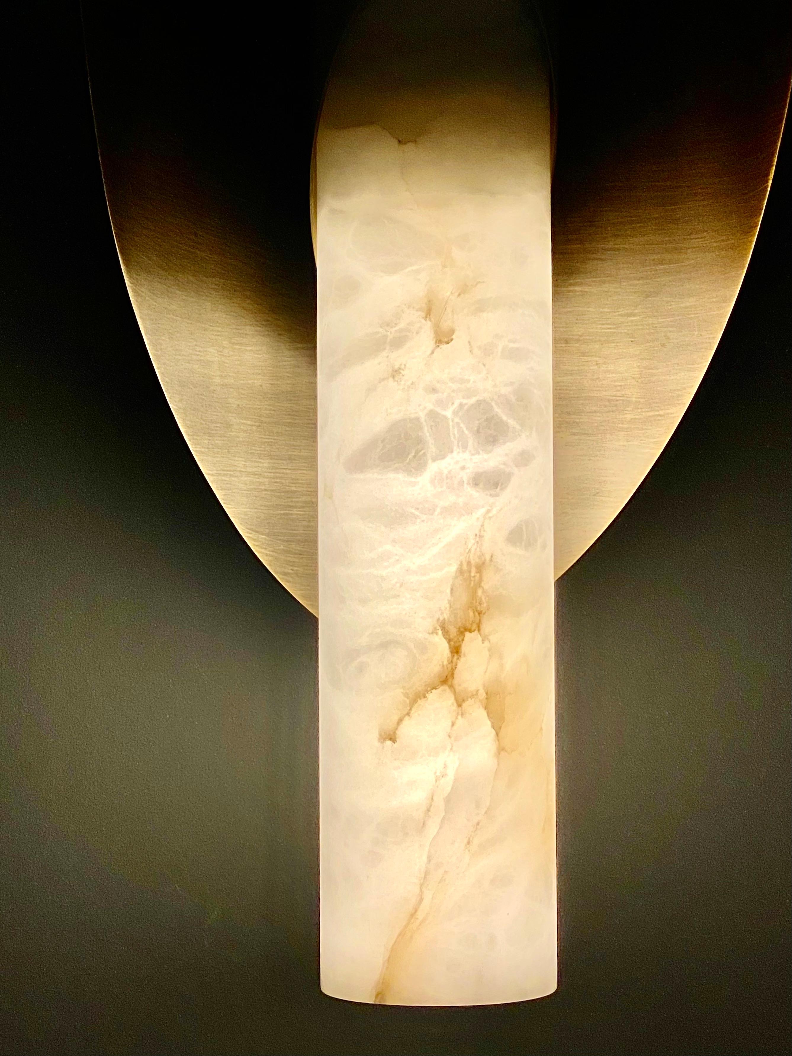 The Manta wall lamp is a unique and striking piece. The use of alabaster in the tubular element, combined with the contrasting finish of the surrounding screen, creates a dynamic and interesting visual effect that is both modern and elegant.

The