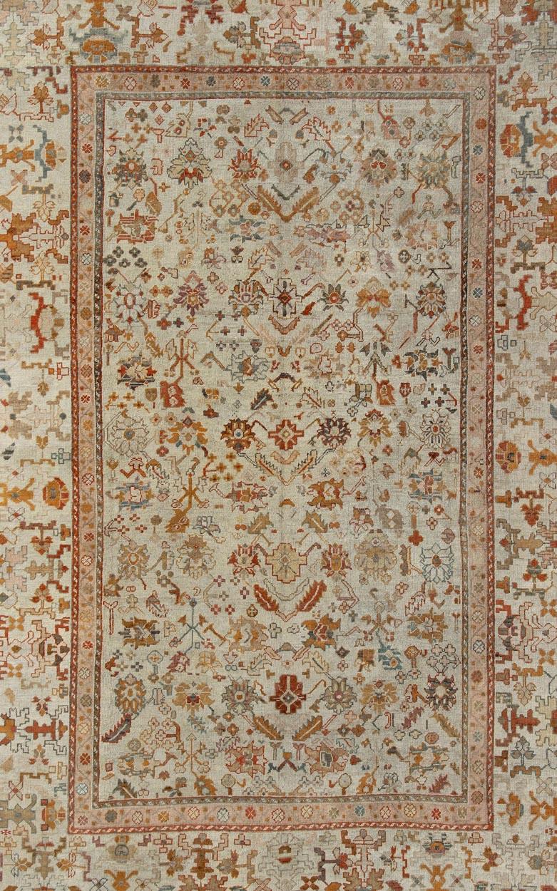 Antico tappeto turco Oushak con disegno floreale all-over in verde, blu, avorio, oro, arancio, rosa, rosso mattone e marrone. Keivan Woven Arts /  tappeto 17-1106, paese d'origine/tipo: Turchia / Oushak, circa 1900
Misure: 9'9 x 14'.
Il design di