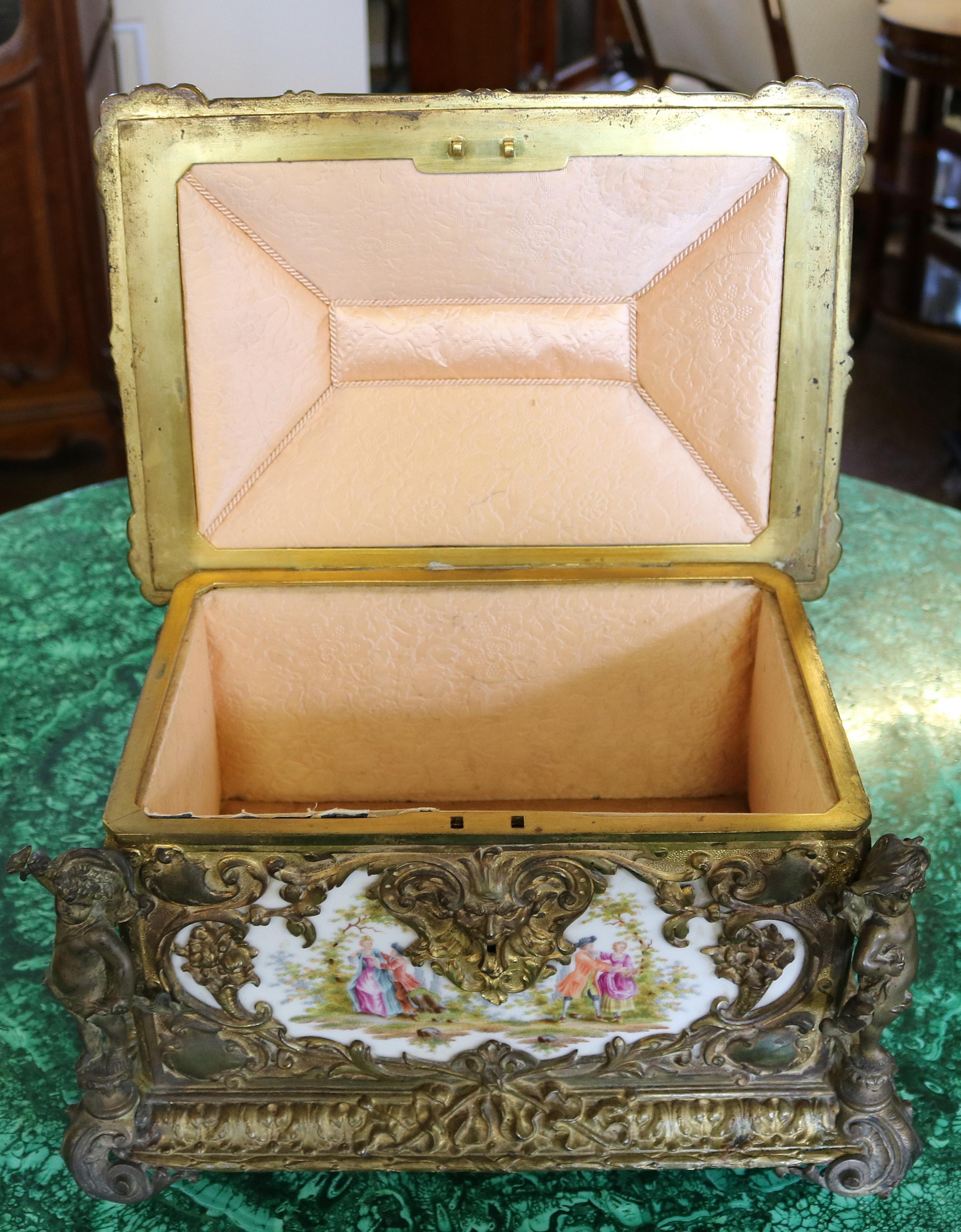 Remarquable grande boîte à bijoux en bronze et porcelaine du 19ème siècle en vente 6