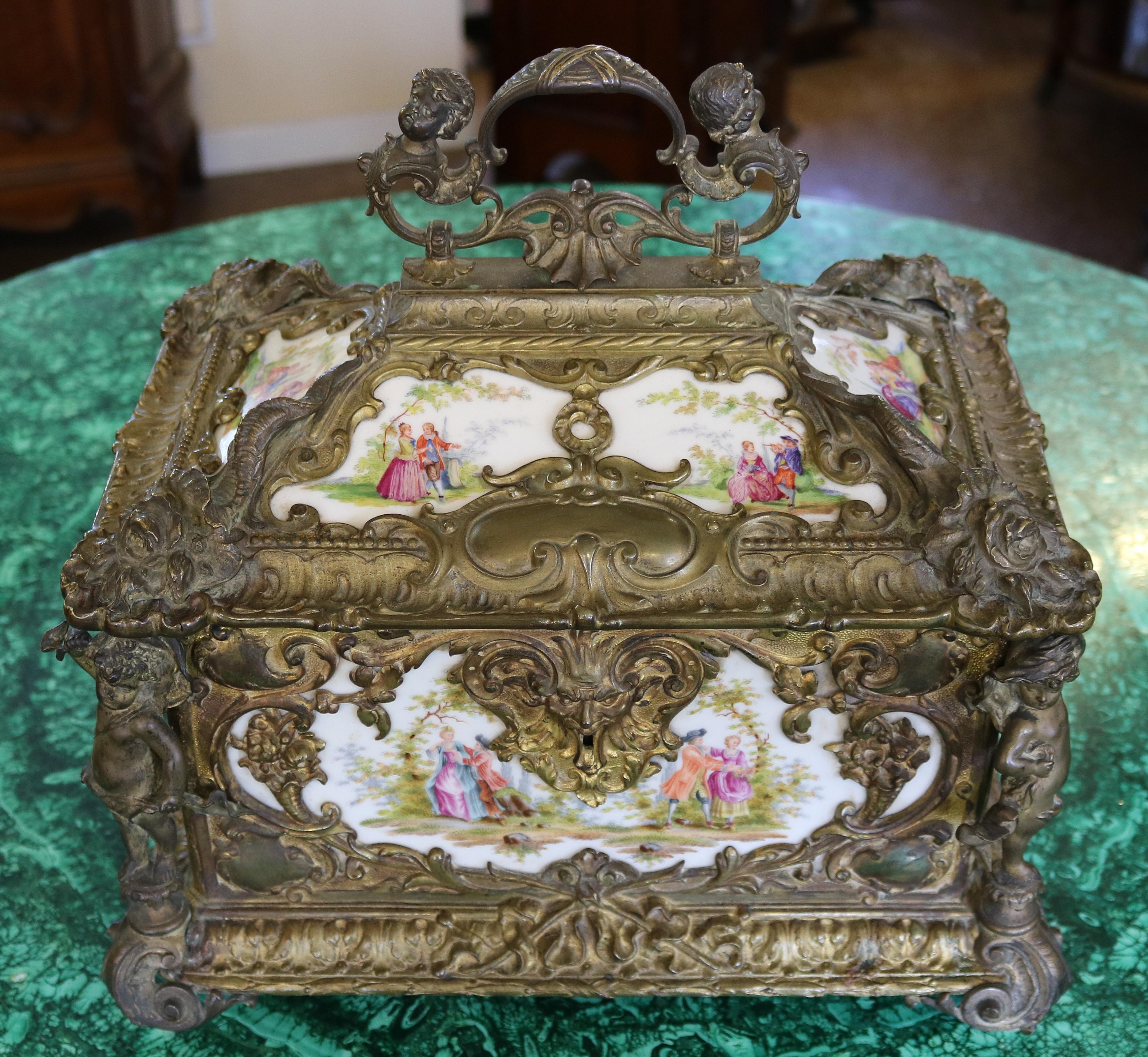 Remarquable grande boîte à bijoux en bronze et porcelaine du 19ème siècle

Dimensions : 14