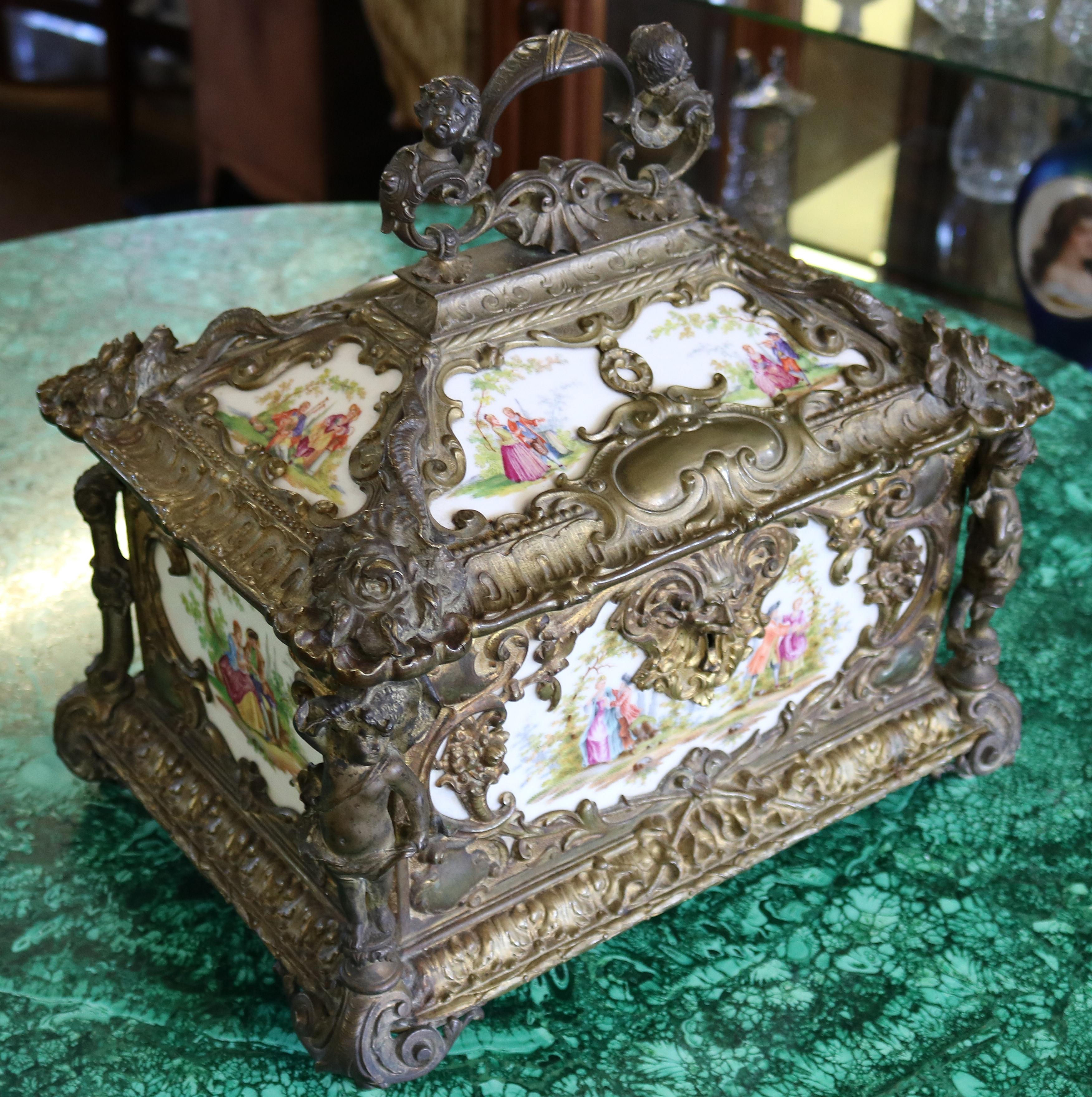 Rococo Remarquable grande boîte à bijoux en bronze et porcelaine du 19ème siècle en vente