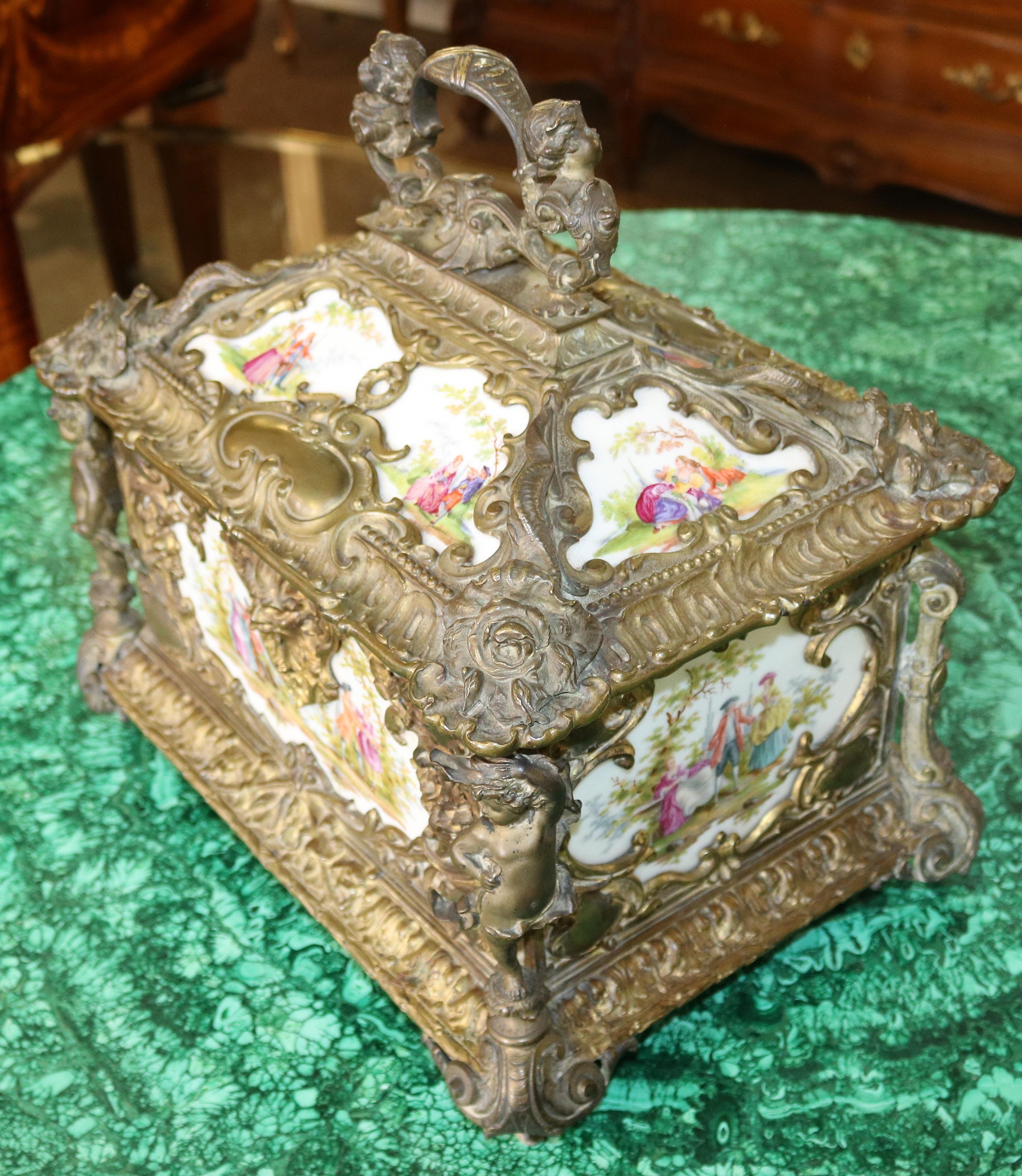 Allemand Remarquable grande boîte à bijoux en bronze et porcelaine du 19ème siècle en vente