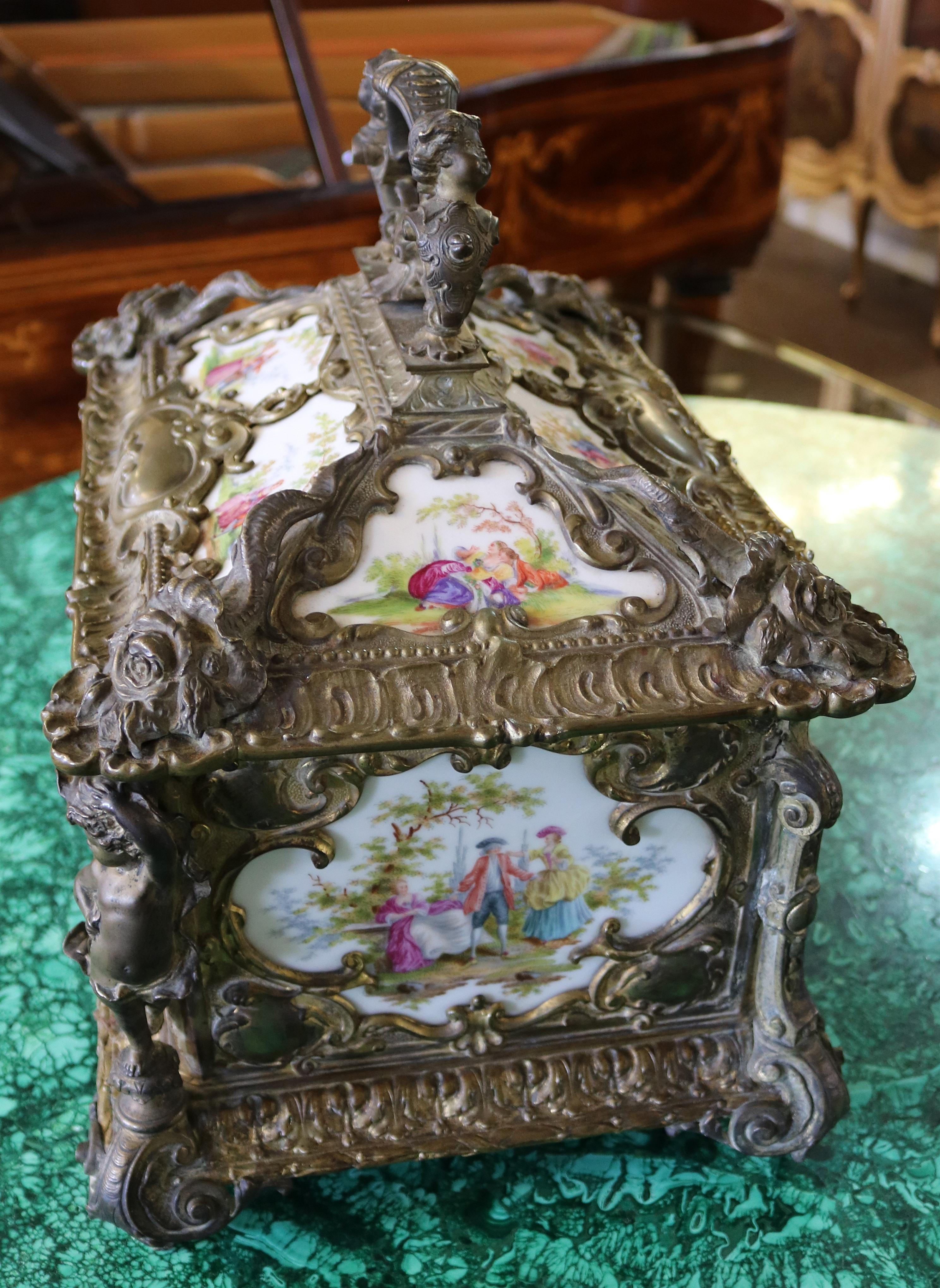 Remarquable grande boîte à bijoux en bronze et porcelaine du 19ème siècle Bon état - En vente à Long Branch, NJ