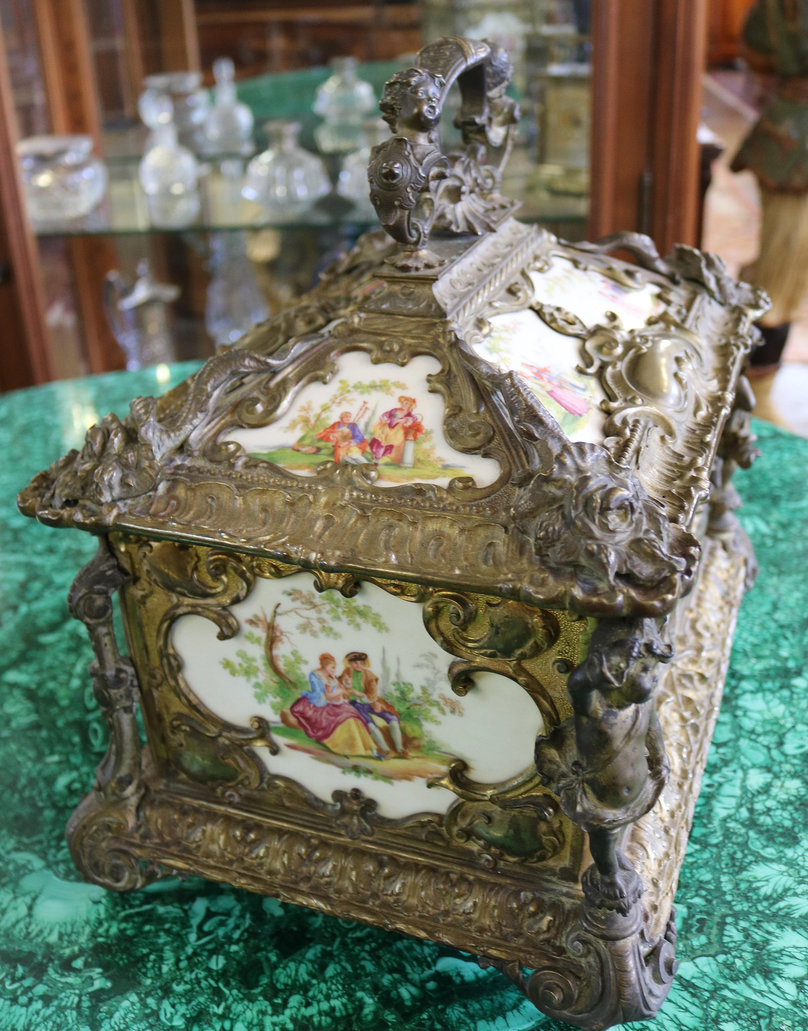 XIXe siècle Remarquable grande boîte à bijoux en bronze et porcelaine du 19ème siècle en vente