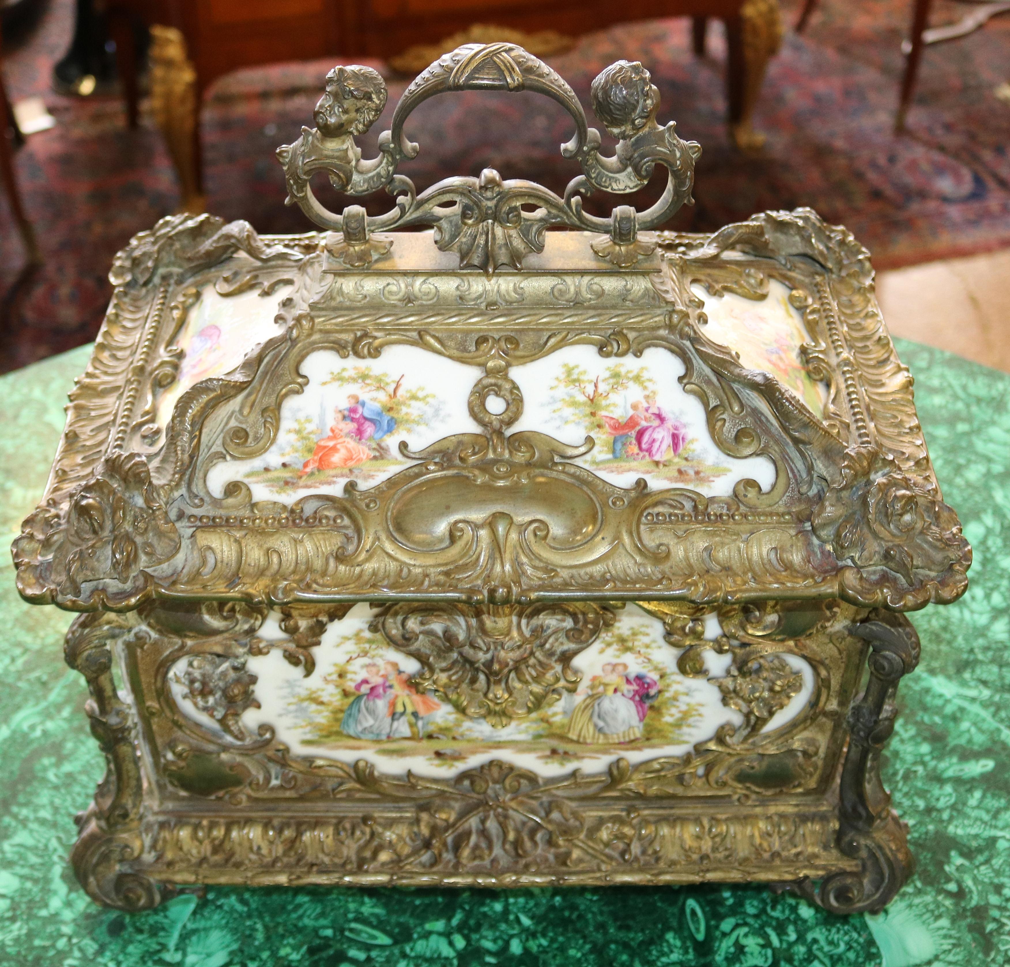 Porcelaine Remarquable grande boîte à bijoux en bronze et porcelaine du 19ème siècle en vente