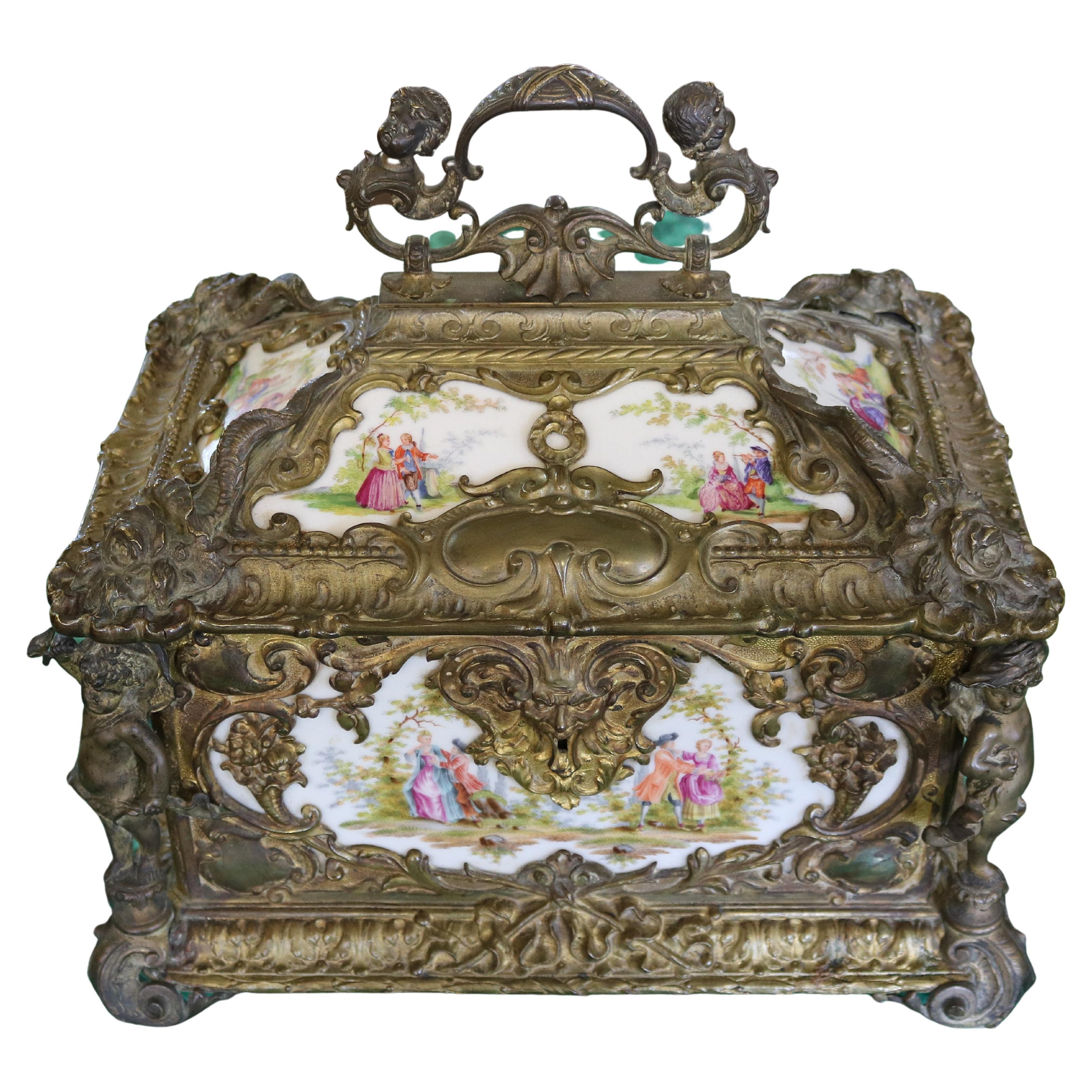 Remarquable grande boîte à bijoux en bronze et porcelaine du 19ème siècle en vente
