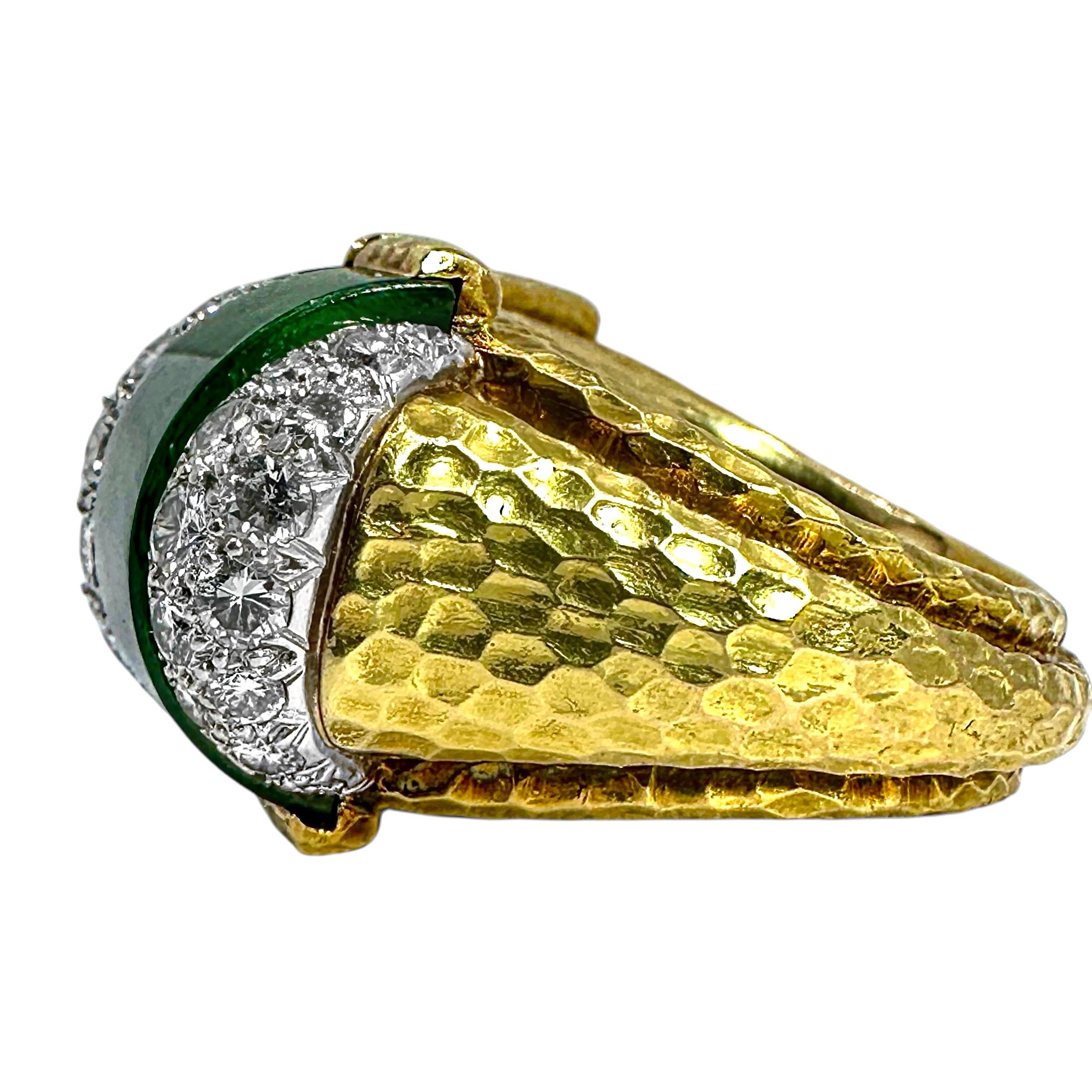 Moderno Eccezionale anello da cocktail grande e martellato in oro David Webb con giada e diamanti in vendita