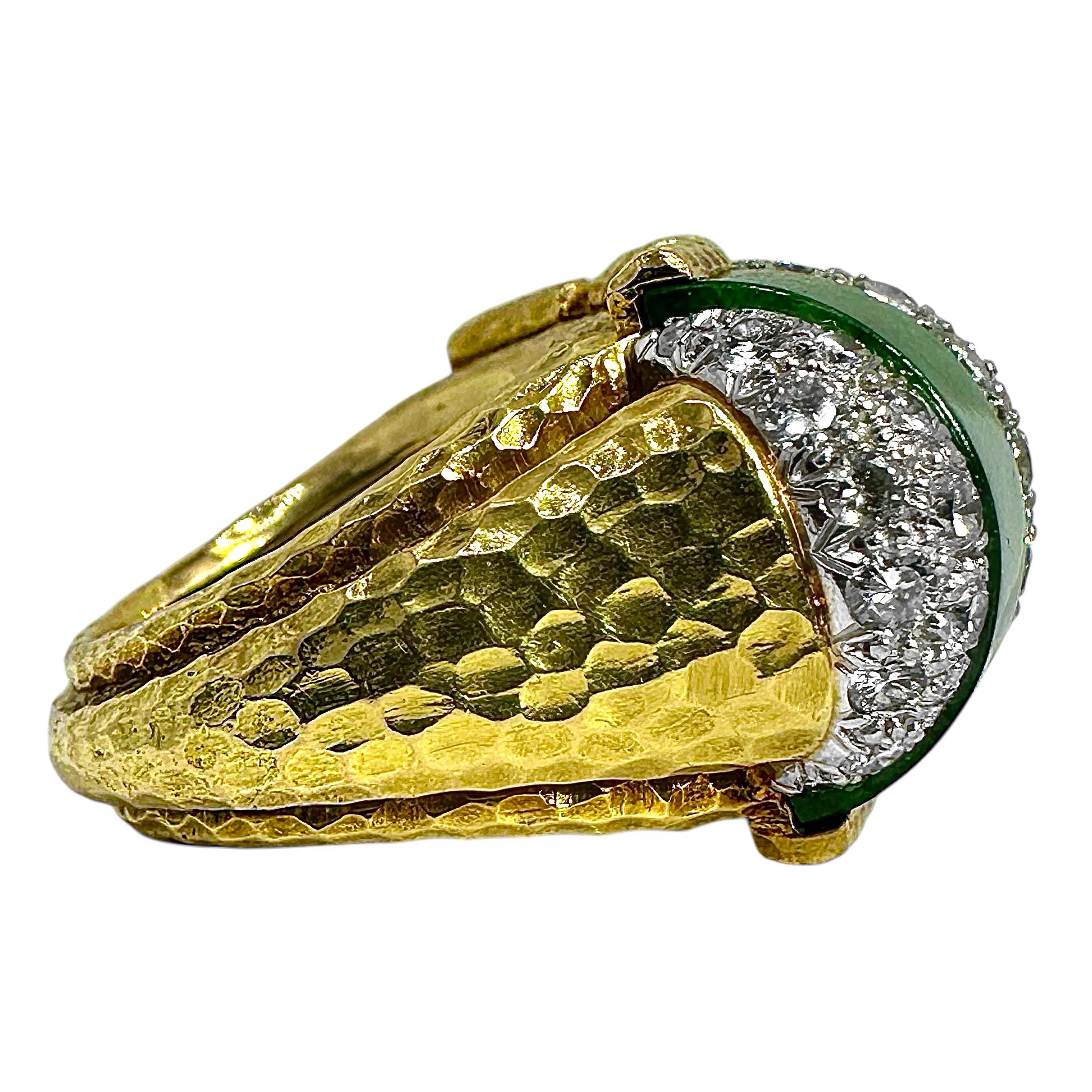 Donna Eccezionale anello da cocktail grande e martellato in oro David Webb con giada e diamanti in vendita